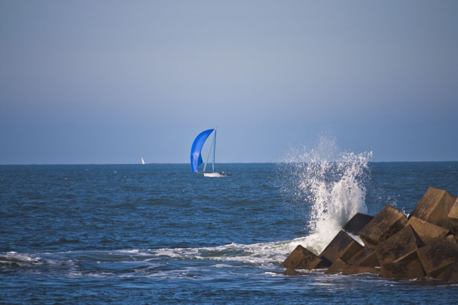 Canon EOS 450D (EOS Rebel XSi / EOS Kiss X2) sample photo. Sea, boat, sailboat photography