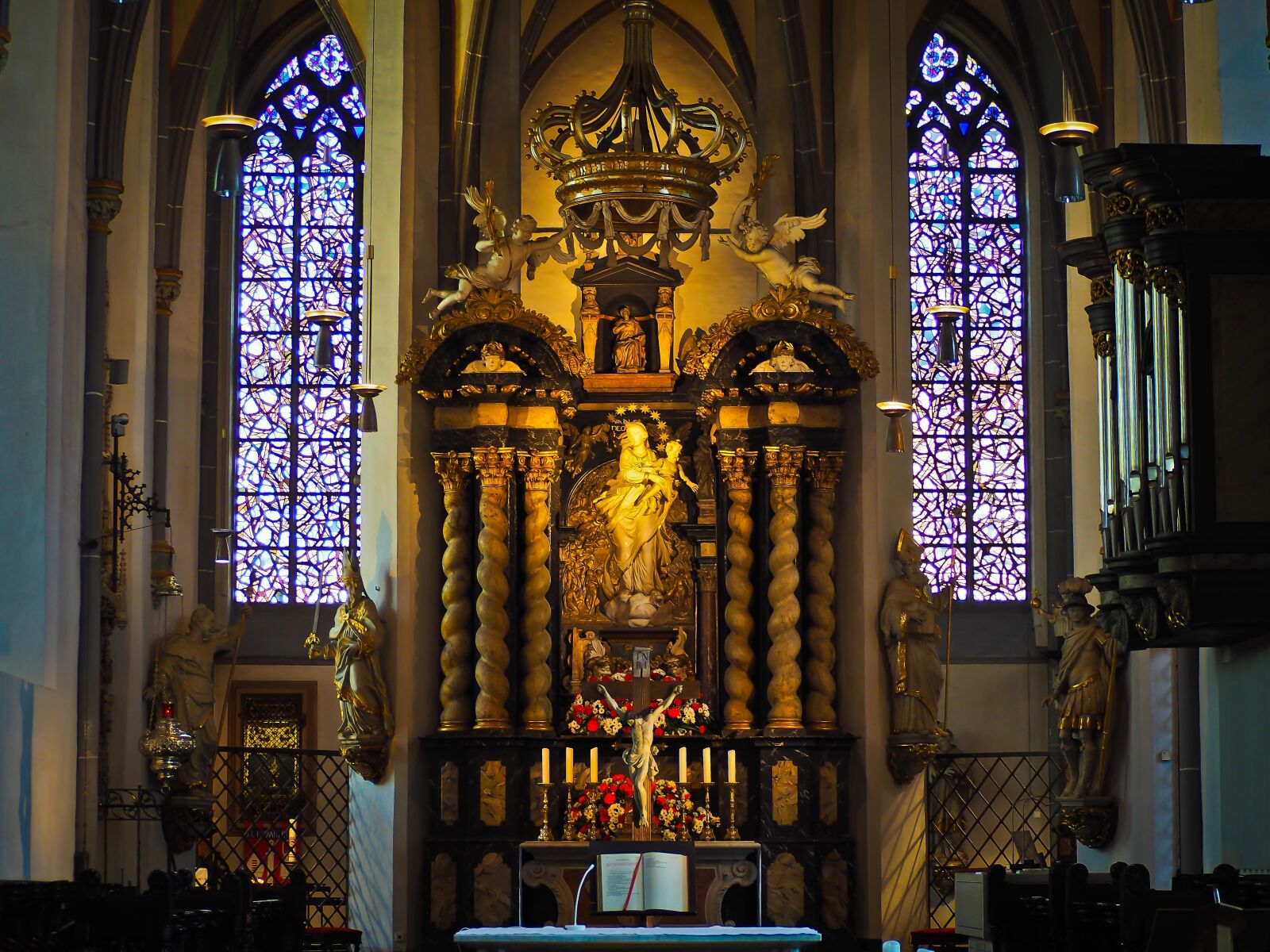Olympus OM-D E-M10 sample photo. Church, altar, christian photography