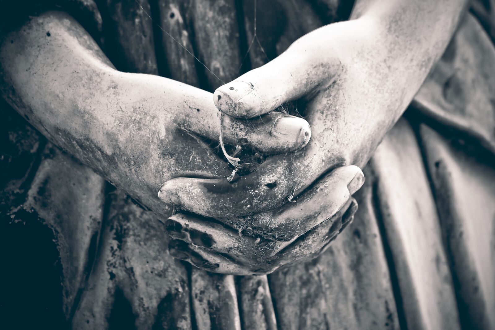 Olympus OM-D E-M10 sample photo. Cemetery, grave, tombstone photography