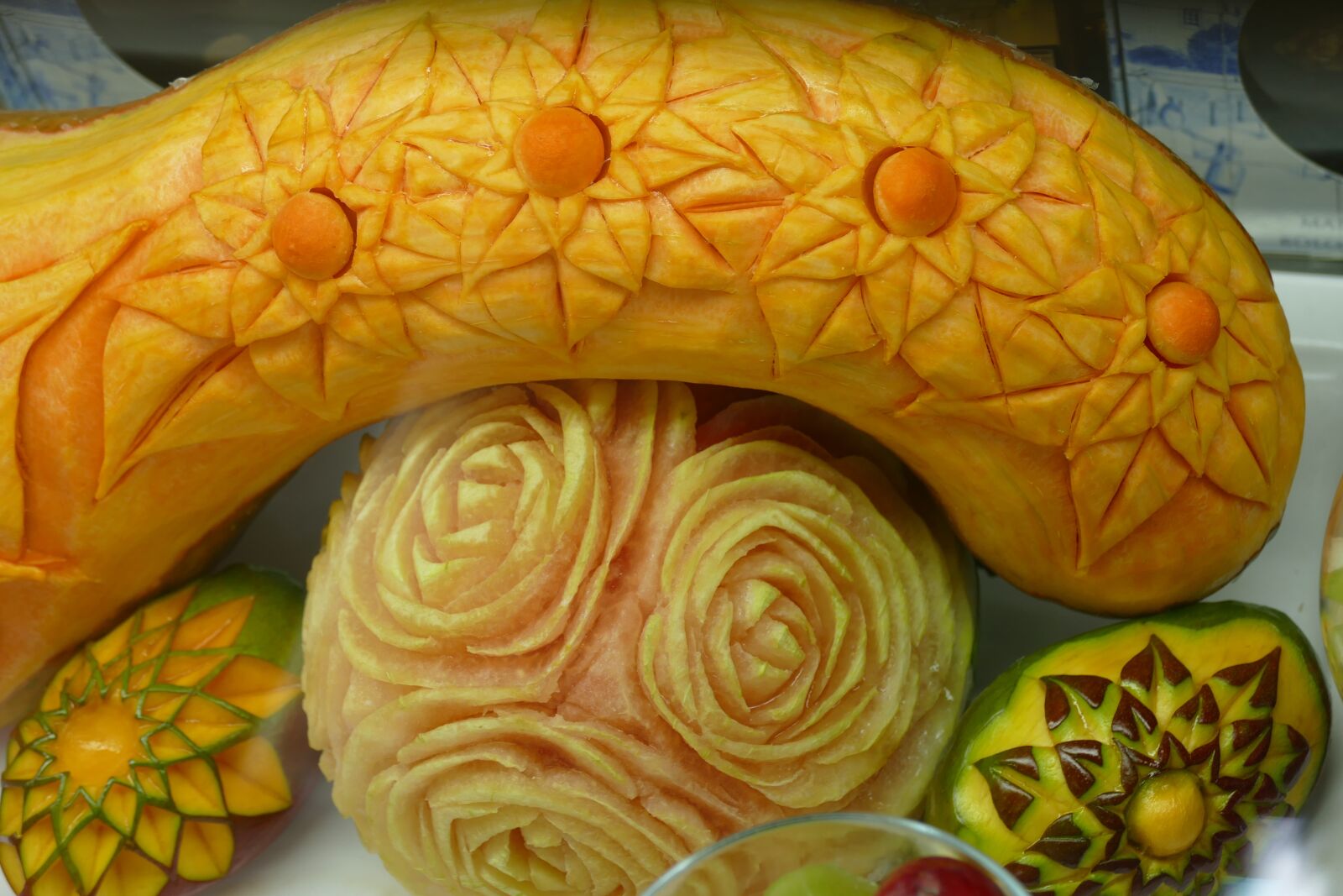 Panasonic Lumix DMC-FZ1000 sample photo. Eat, carving, art photography