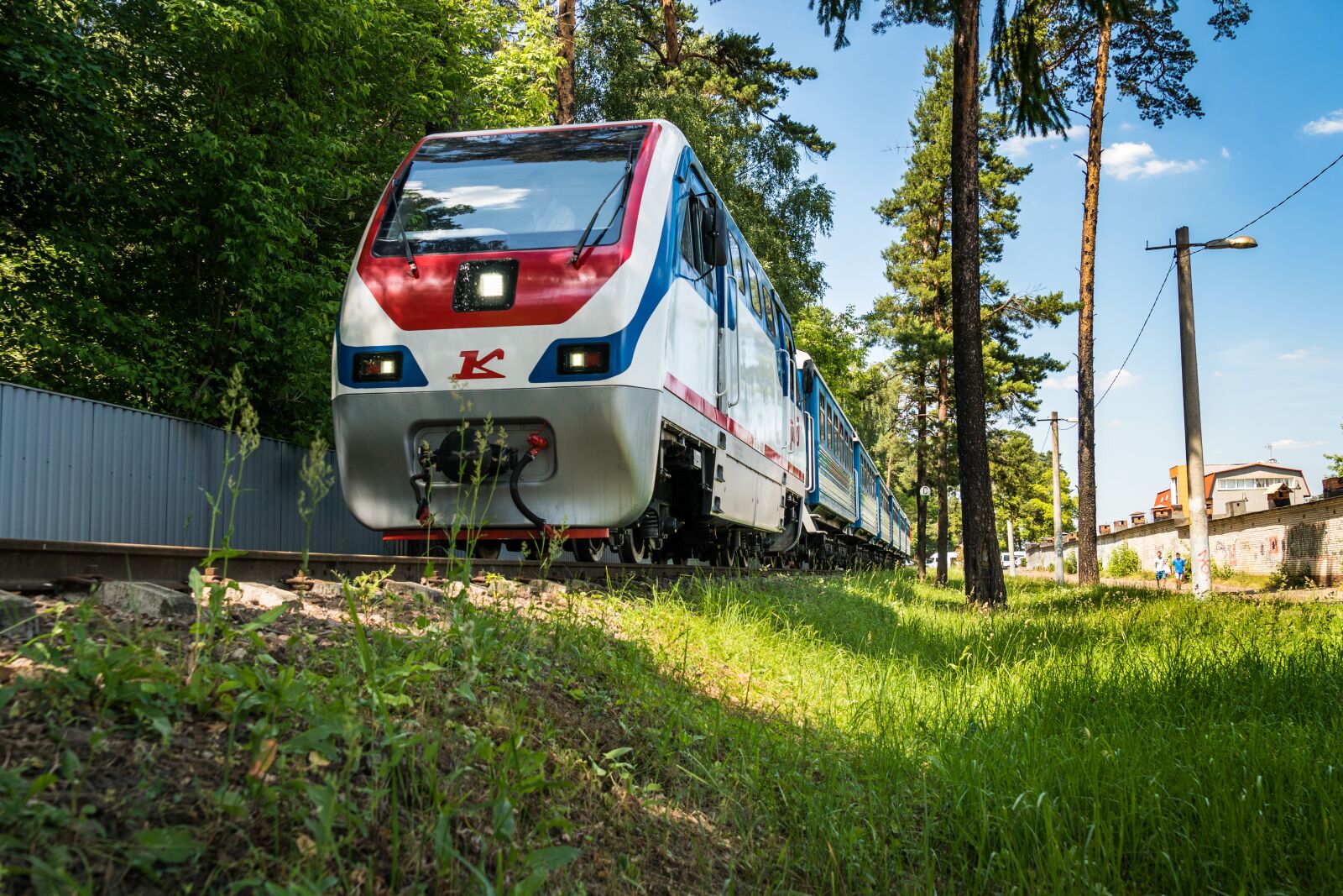 Sony Vario Tessar T* FE 24-70mm F4 ZA OSS sample photo. Locomotive, diesel locomotive, cars photography