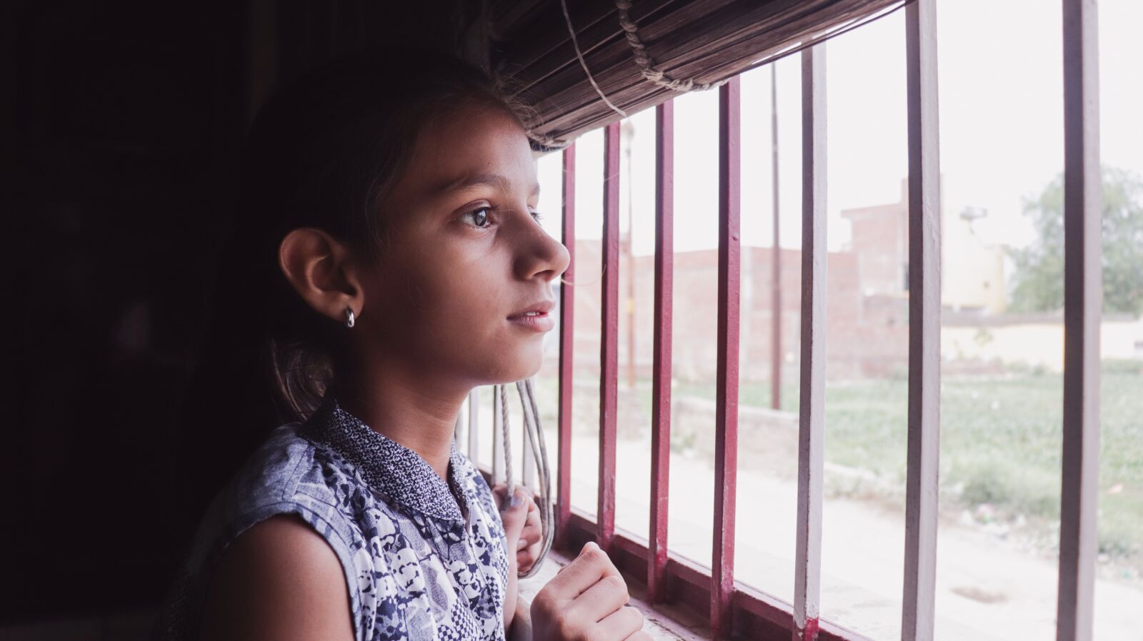 Canon EOS 77D (EOS 9000D / EOS 770D) sample photo. Girl, window, woman photography