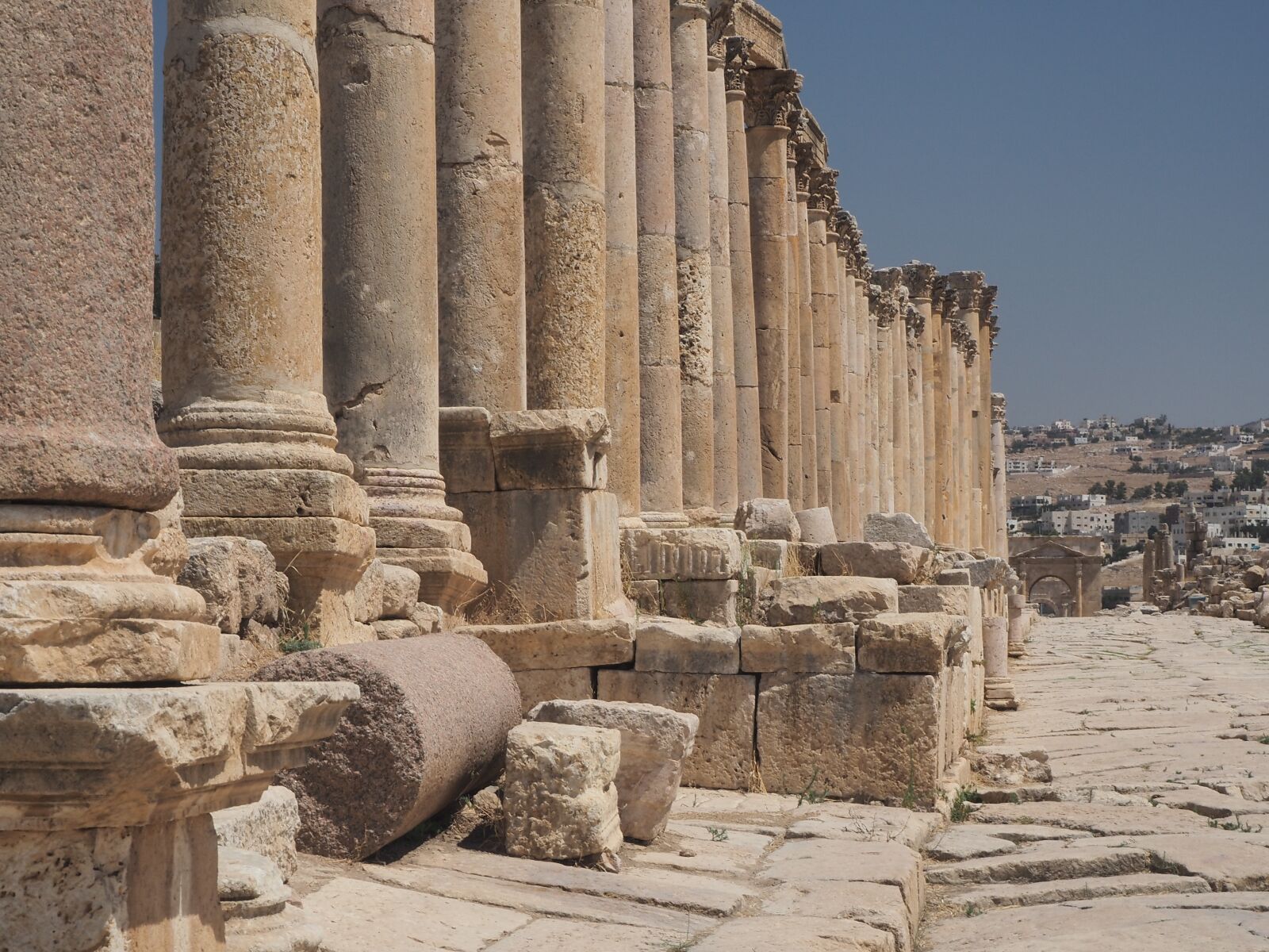 Olympus OM-D E-M10 sample photo. Columns, roman empire, classic photography
