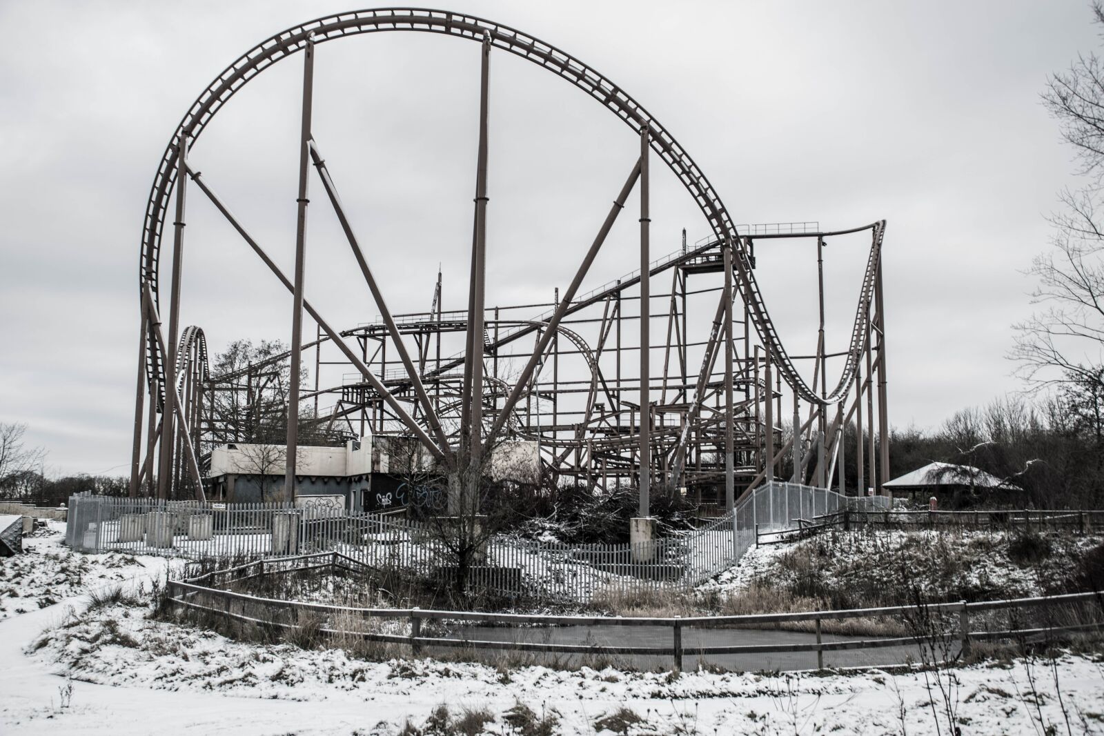 Nikon D5300 sample photo. Abandoned, track, theme park photography