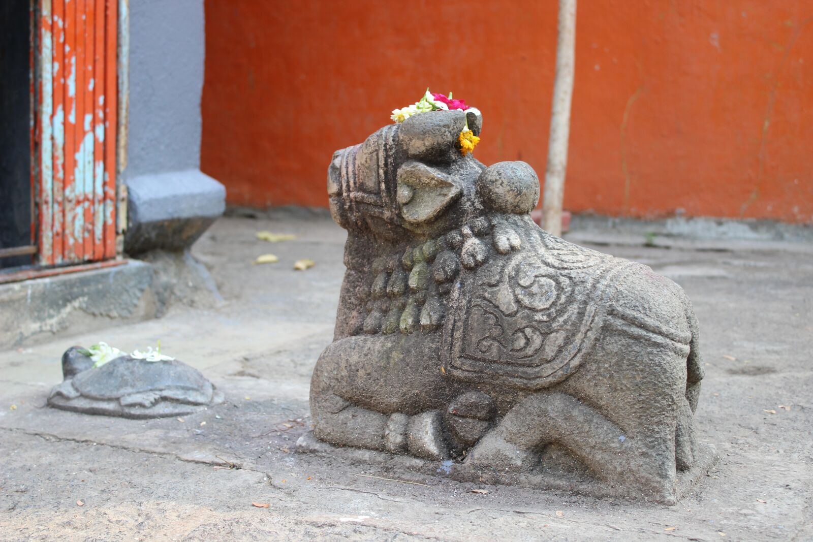 Canon EOS 600D (Rebel EOS T3i / EOS Kiss X5) sample photo. Temple, cow, nandi photography