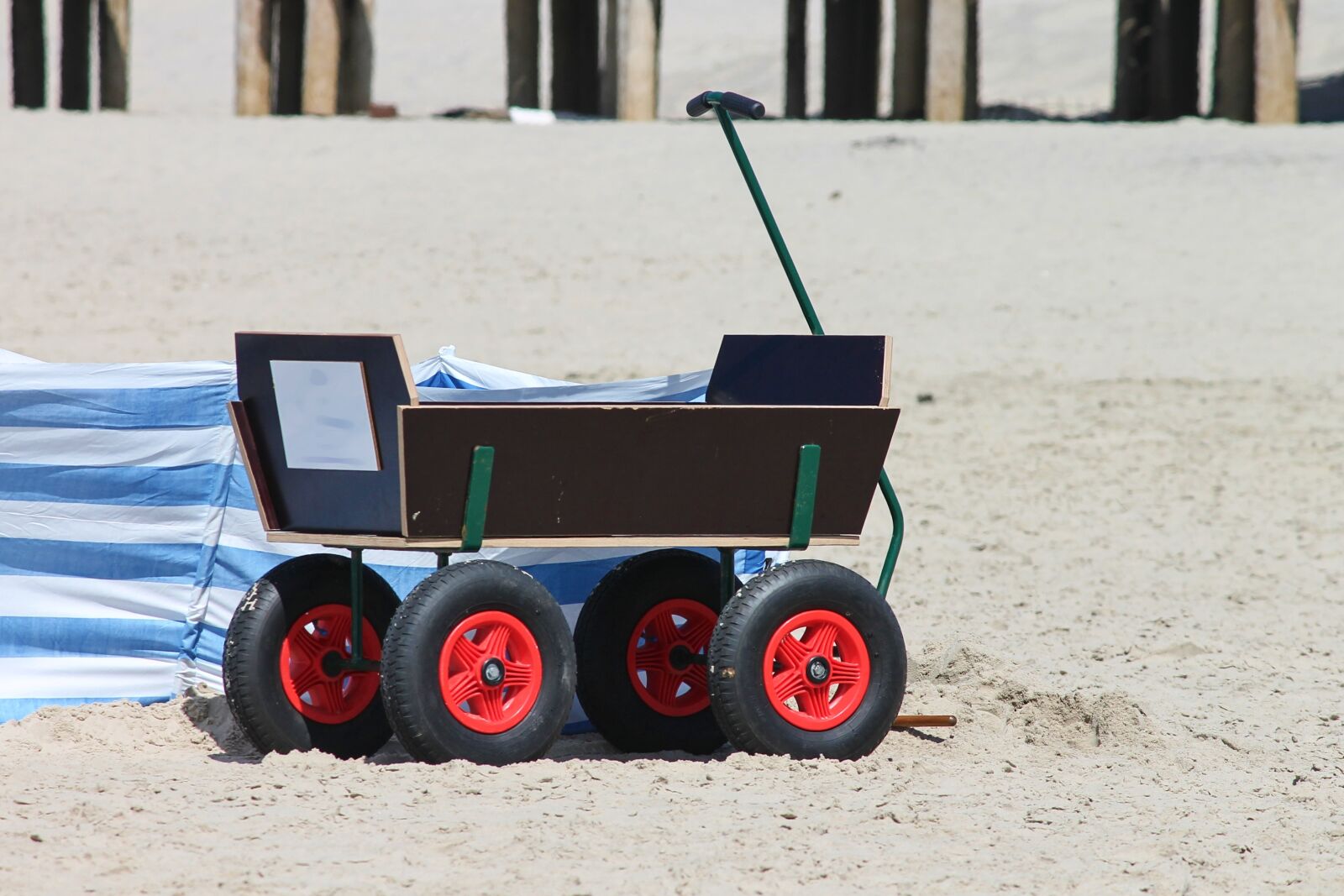 Canon EOS 1100D (EOS Rebel T3 / EOS Kiss X50) sample photo. Stroller, beach, beach dare photography