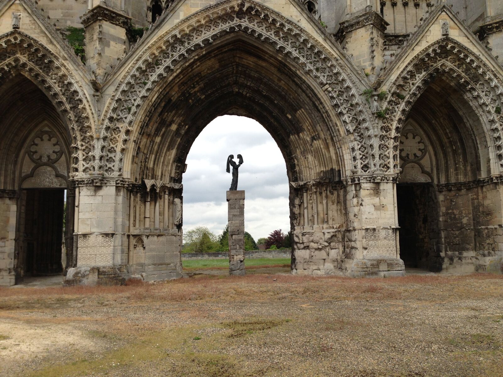 Apple iPhone 5 sample photo. Church, soisson, portal photography