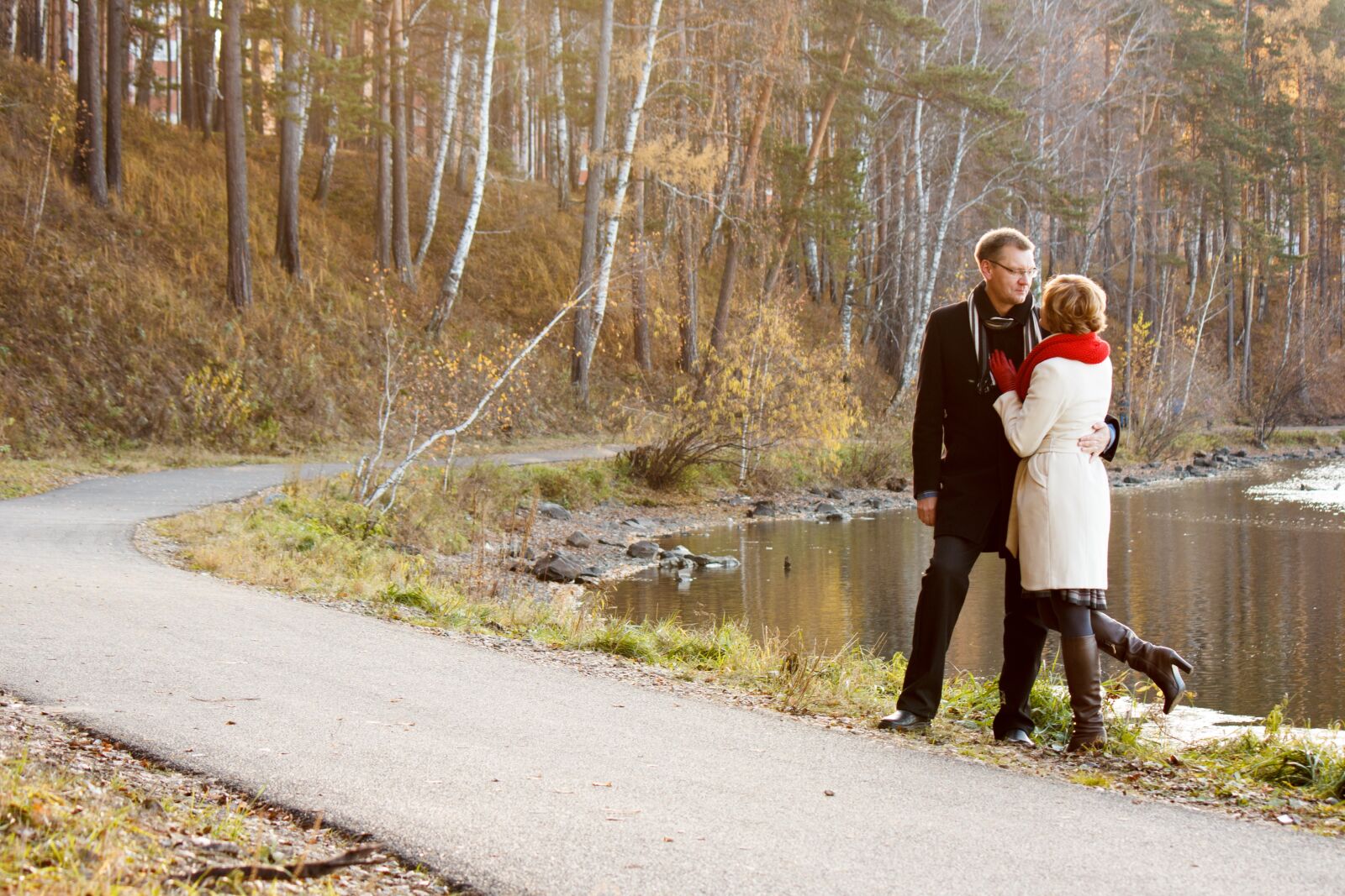 Canon EOS 600D (Rebel EOS T3i / EOS Kiss X5) sample photo. Couple, autumn, road photography