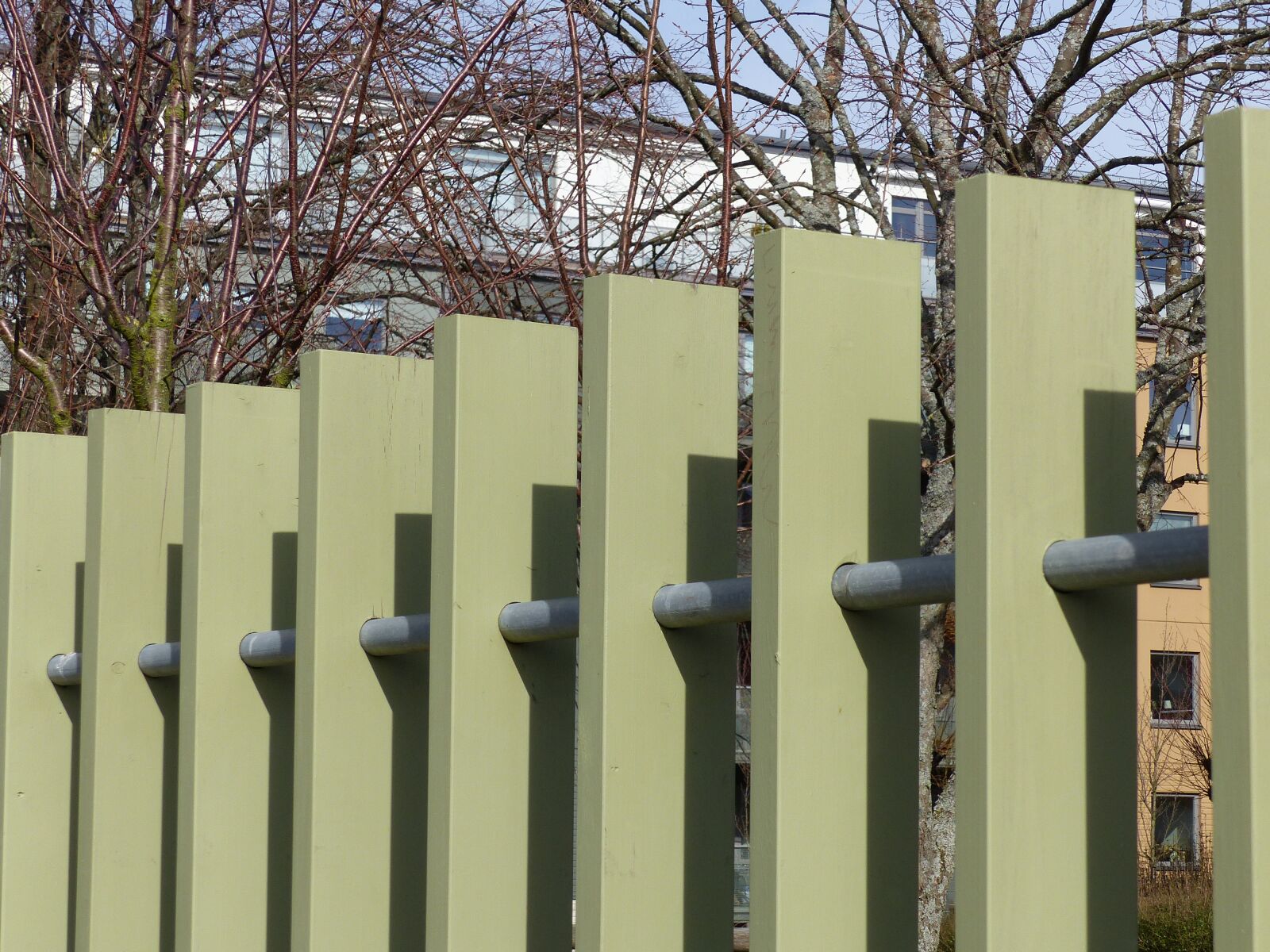 Panasonic Lumix DMC-FZ200 sample photo. Fence, green, boards photography