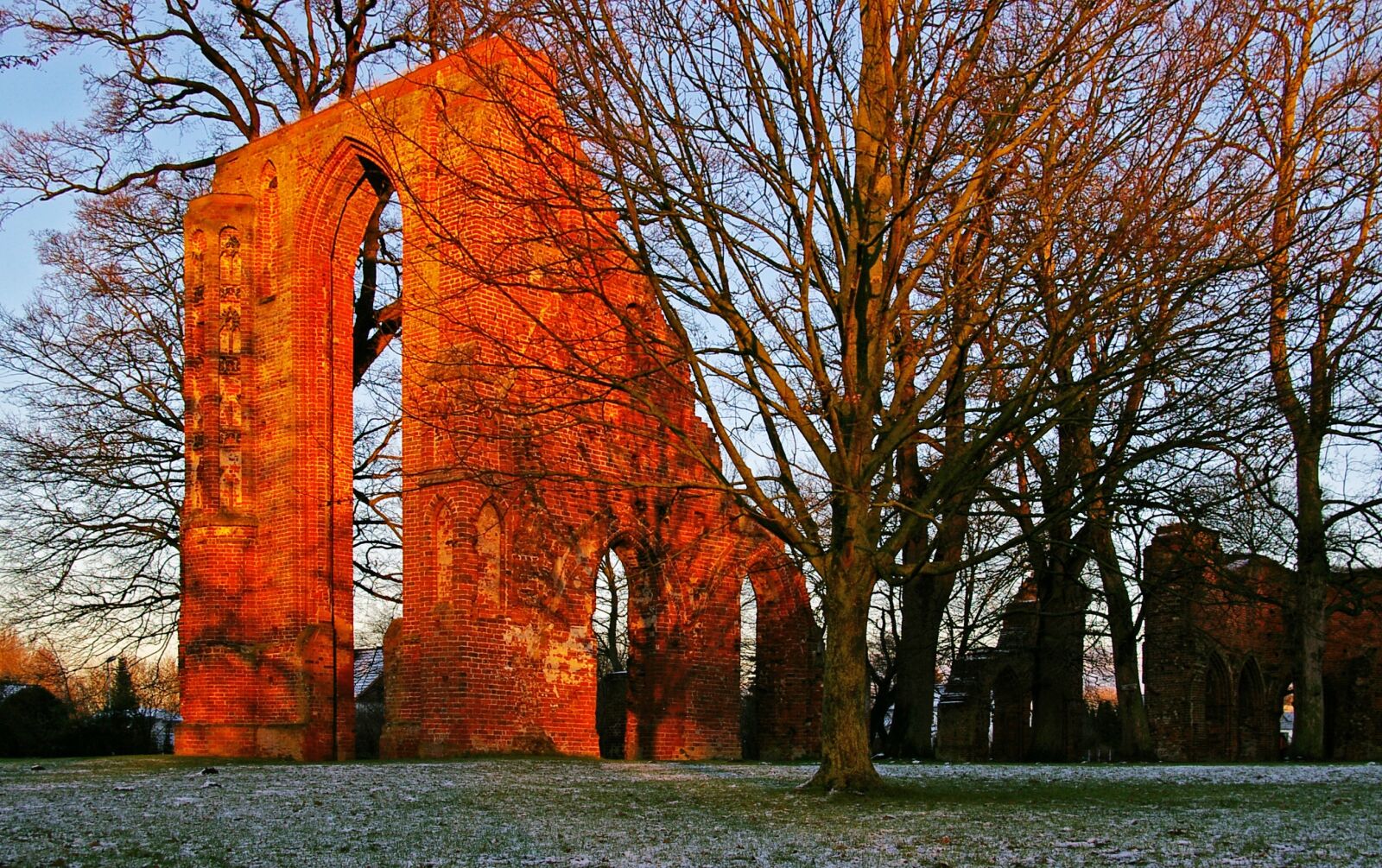 Pentax *ist DL2 sample photo. Architecture, church, old photography