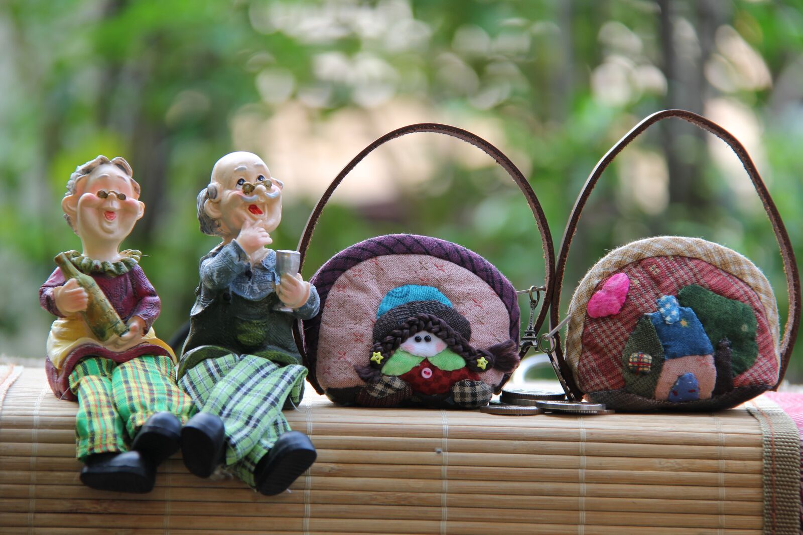 Canon EF-S 18-200mm F3.5-5.6 IS sample photo. Small purse, pouch, small photography