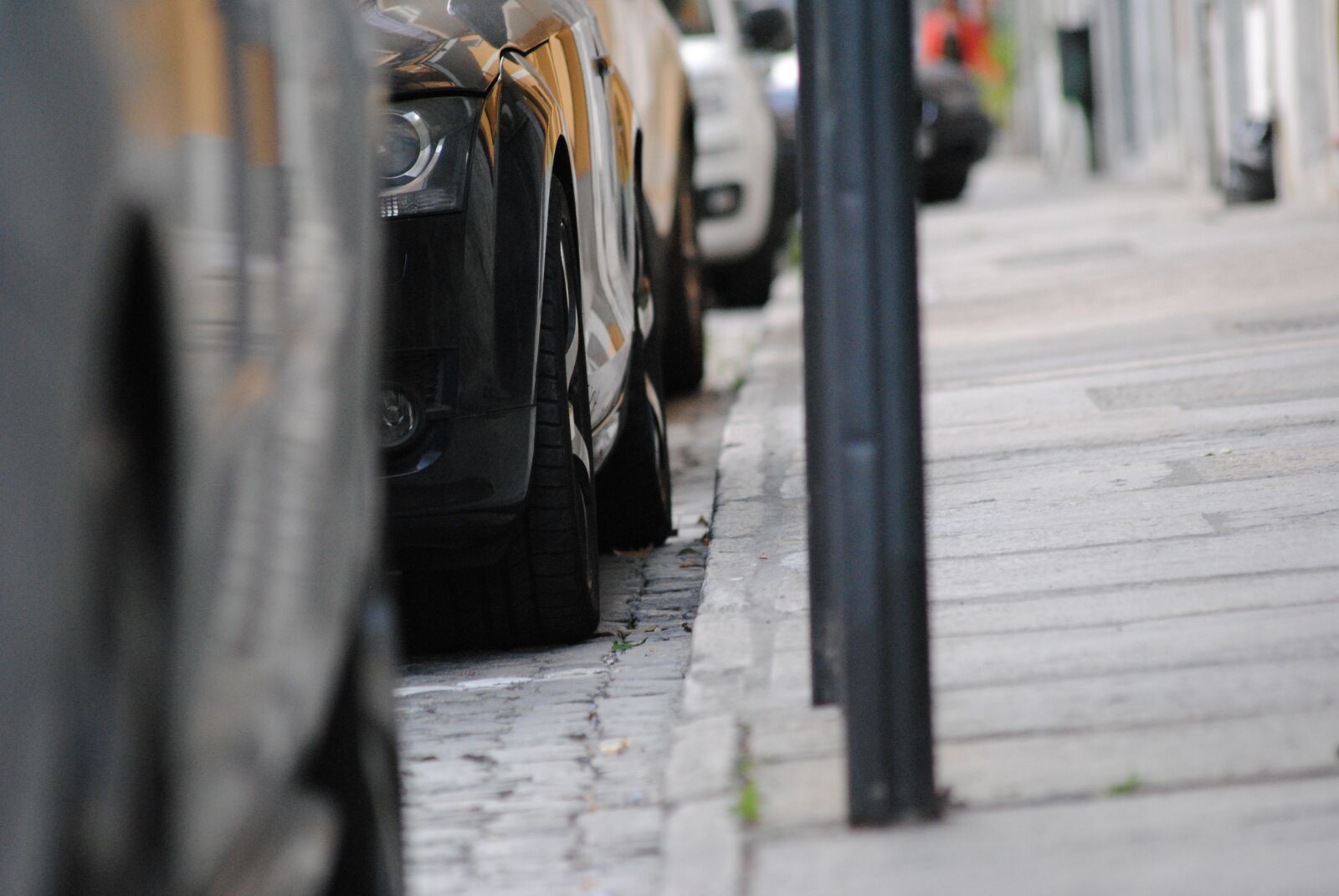 Nikon D3000 sample photo. Autos, pavement, park photography