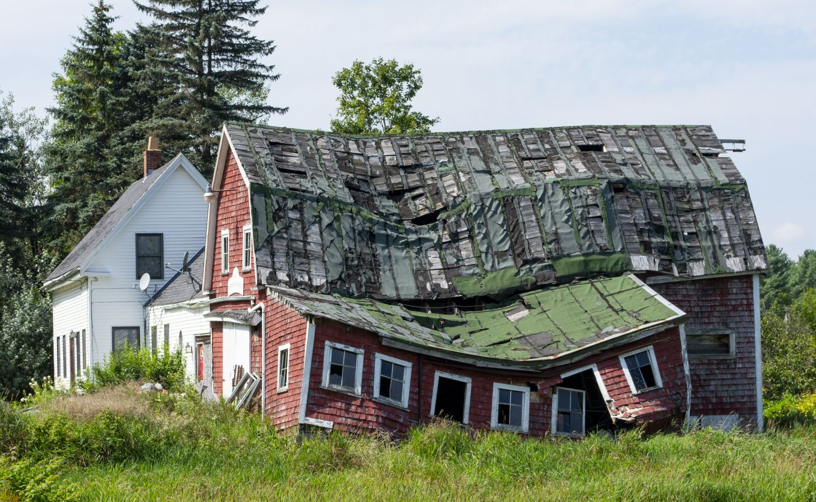 Nikon D7100 sample photo. Collapsed house, uninhabitable house photography