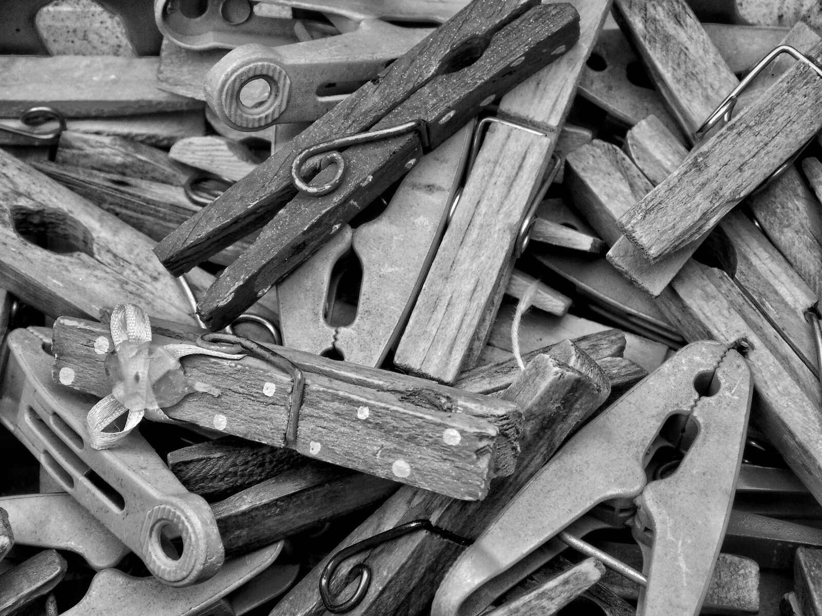 Sony Cyber-shot DSC-H200 sample photo. Black and white, p photography