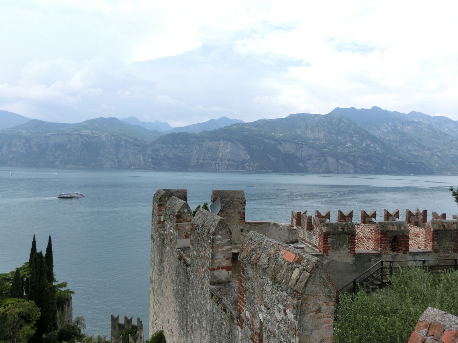 CASIO EX-ZR310 sample photo. Castle, walls, lake photography
