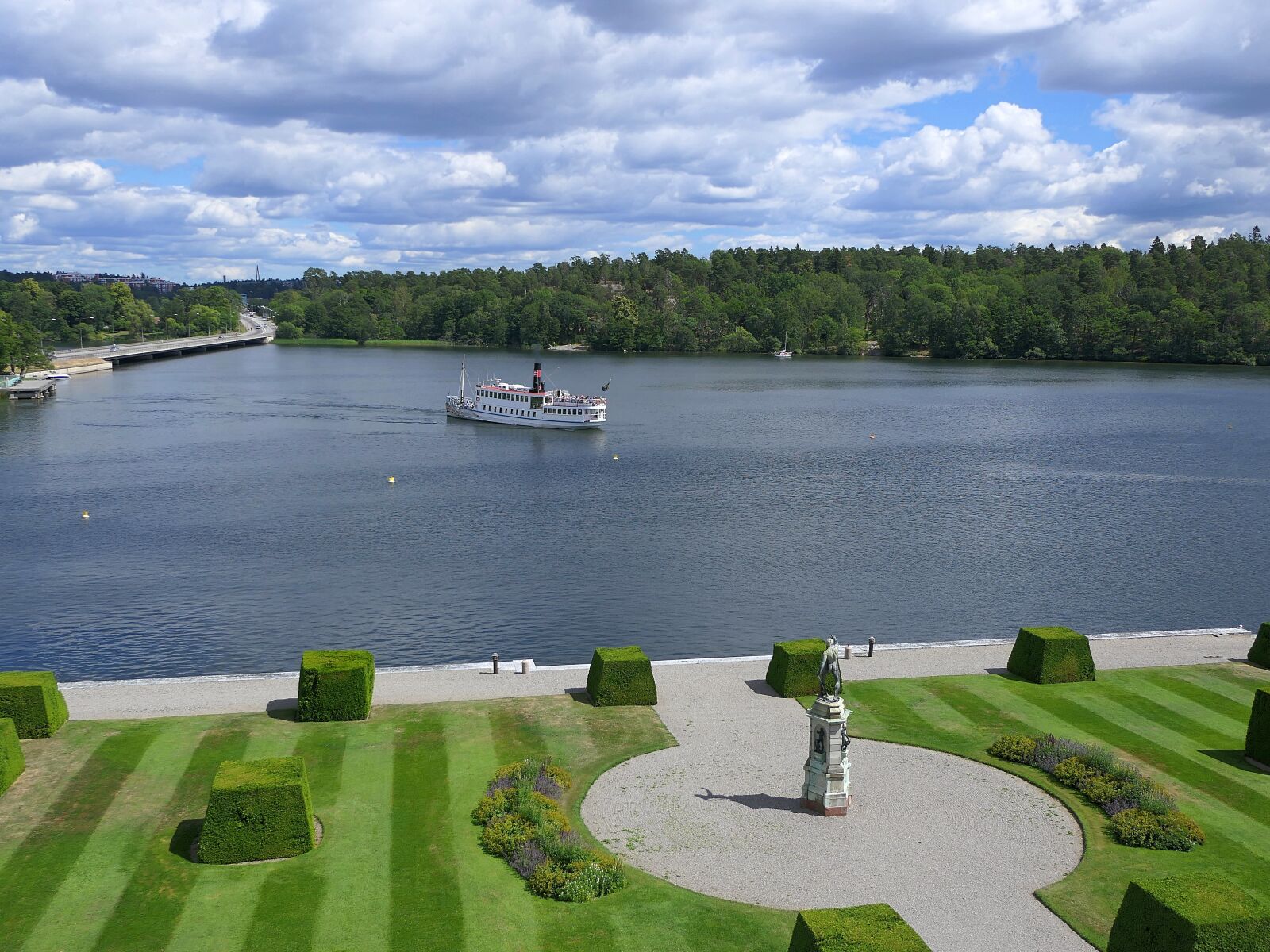 Panasonic Lumix DMC-FZ2500 (Lumix DMC-FZ2000) sample photo. Boat, drottningholm, landing photography