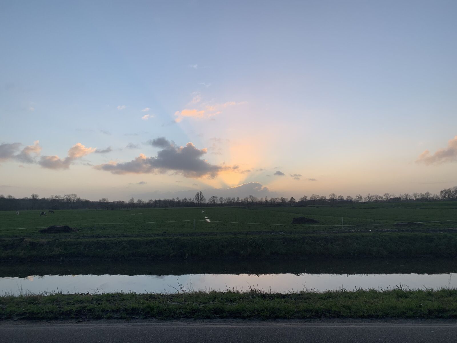 iPhone XS back dual camera 4.25mm f/1.8 sample photo. Sunset, water, sky photography