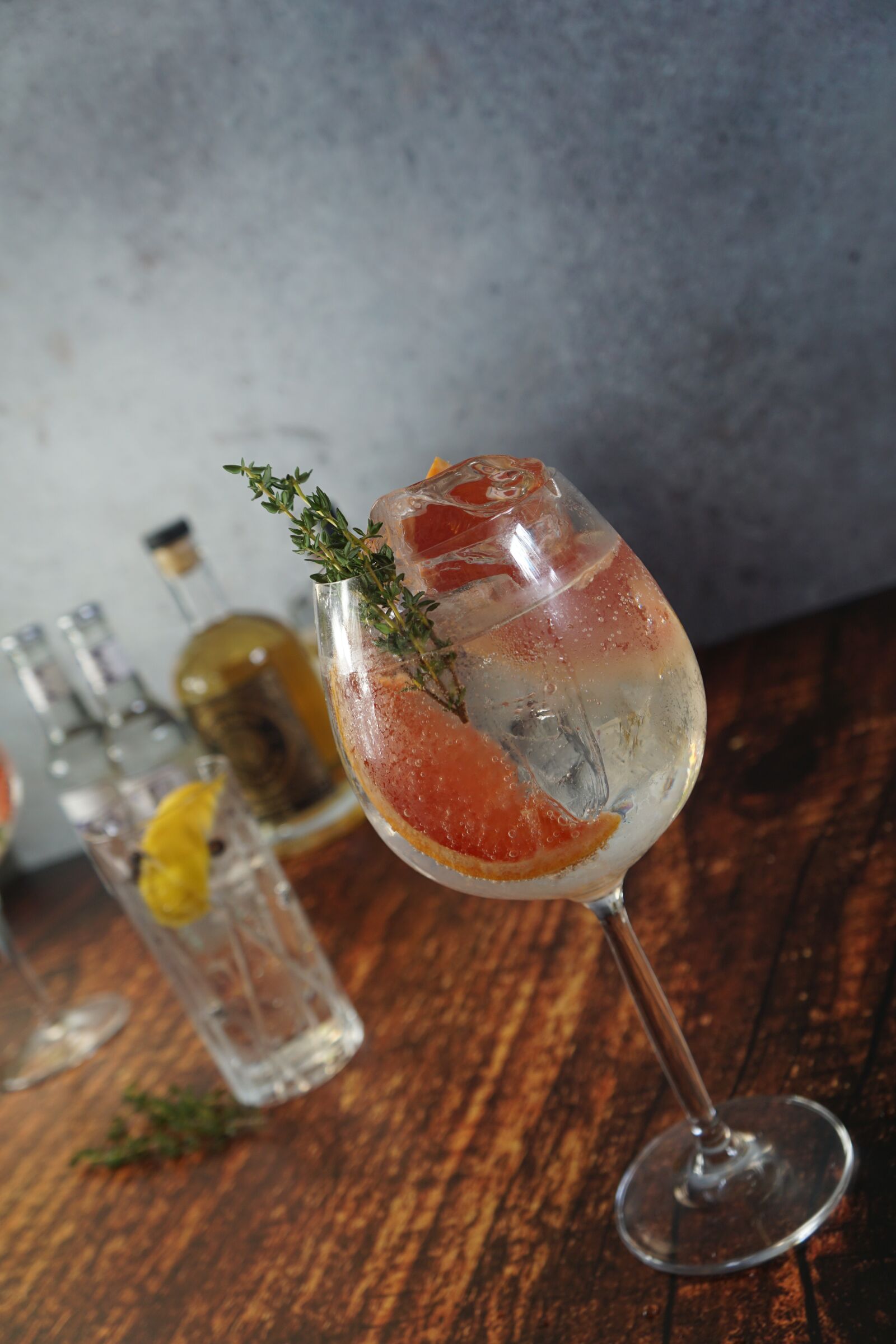Sony a6000 + Sony E 18-55mm F3.5-5.6 OSS sample photo. Gin tonic, cocktails, summer photography