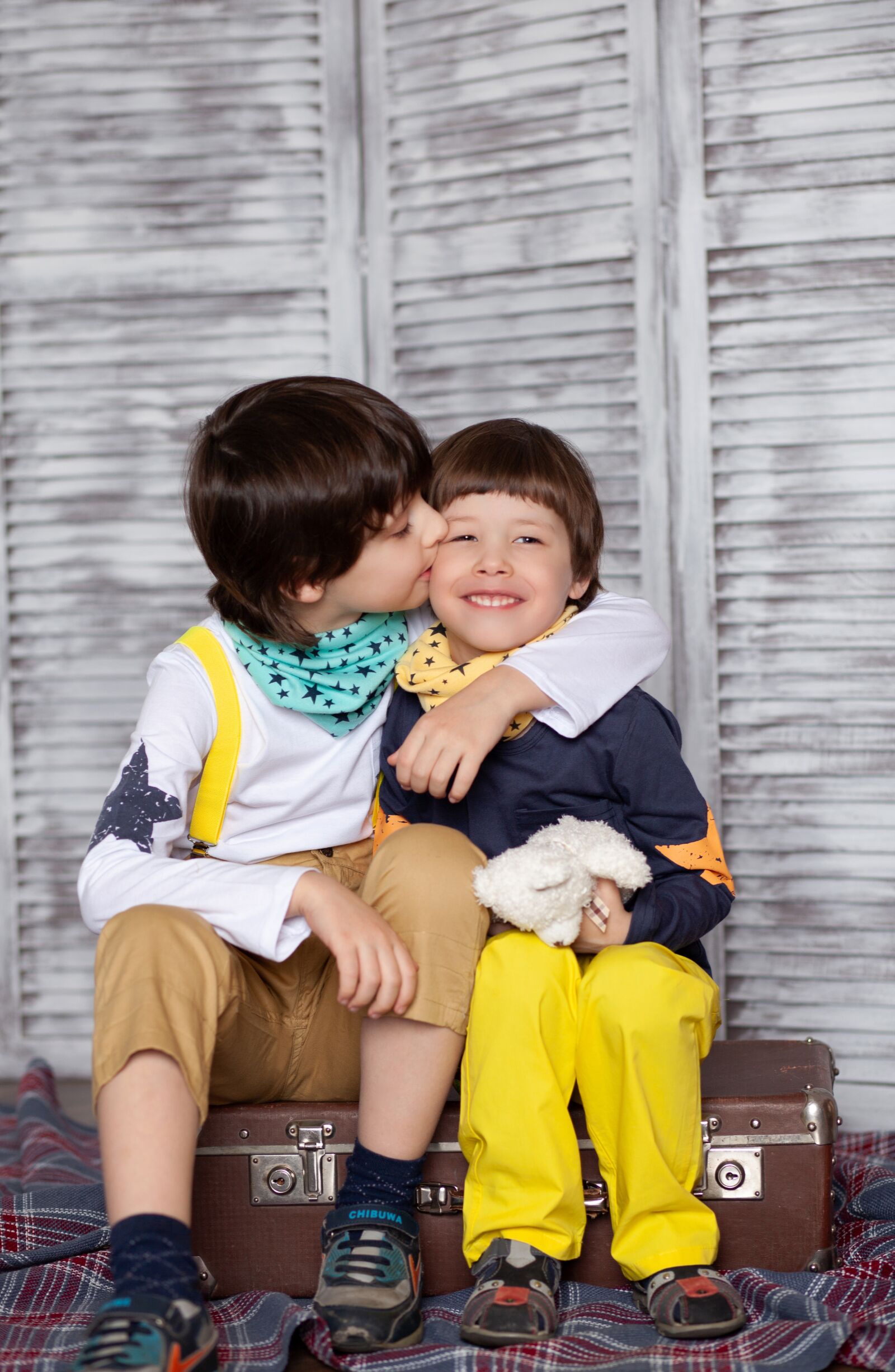 Canon EOS 5D Mark II + Canon EF 85mm F1.8 USM sample photo. Kids, kiss, brothers photography