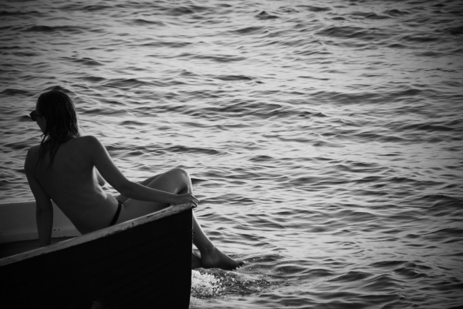 Canon EOS 600D (Rebel EOS T3i / EOS Kiss X5) sample photo. Woman, boat, water photography