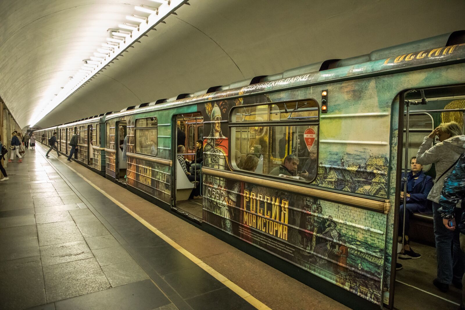Canon EF 24-105mm F4L IS II USM sample photo. Tube russian, the metro photography