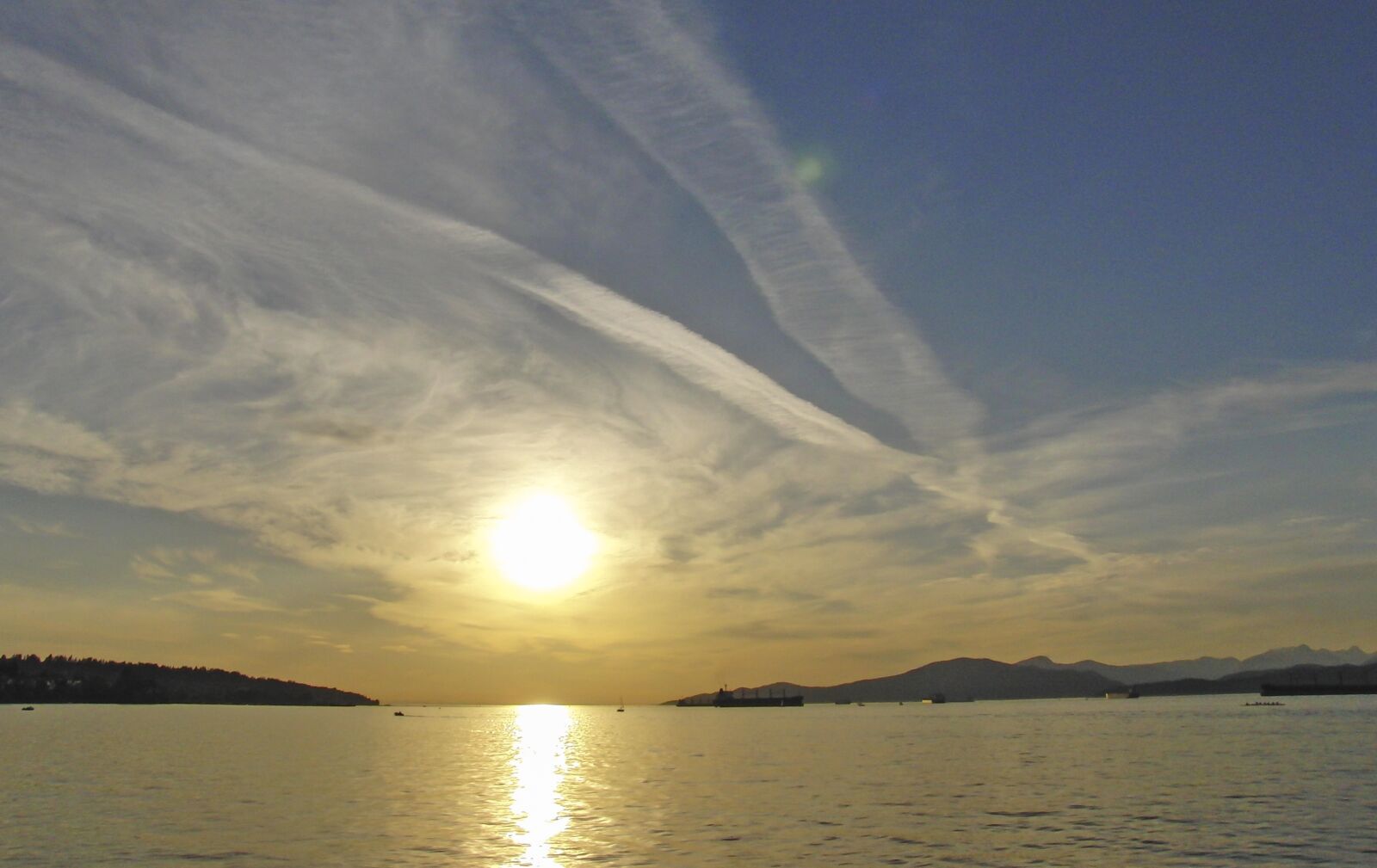 CASIO EX-FH20 sample photo. Water, dawn, sunset photography