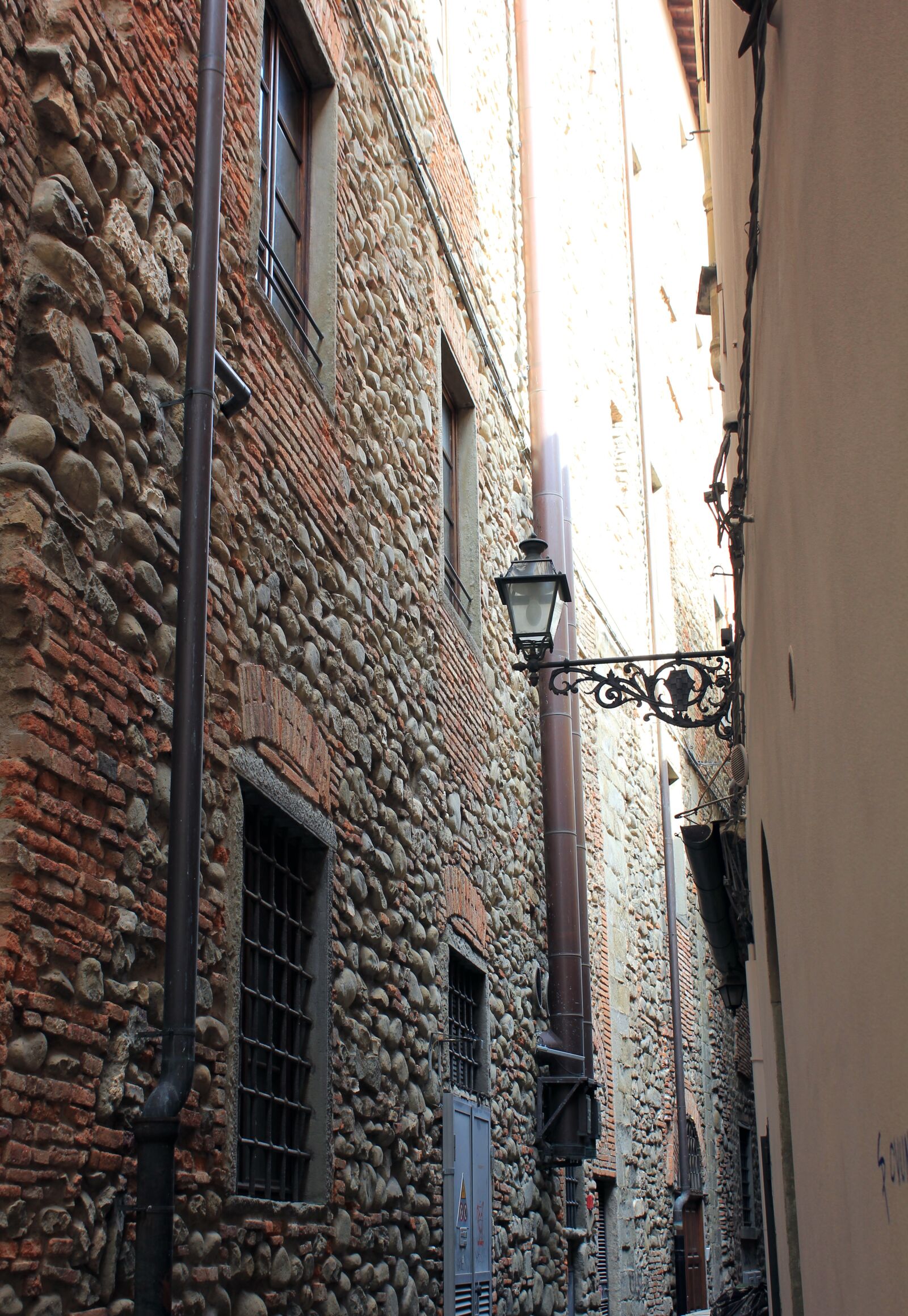 Canon EOS 550D (EOS Rebel T2i / EOS Kiss X4) sample photo. Pistoia, alley, tuscany photography