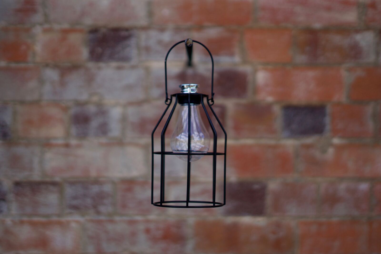 Sony FE 50mm F1.8 sample photo. Brick, wall, lamp photography