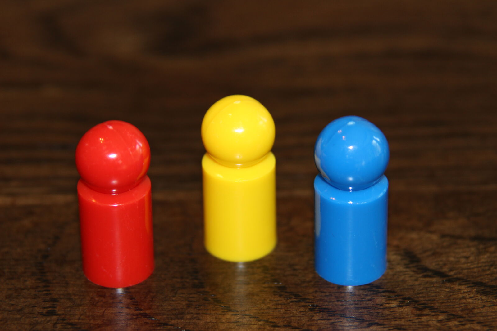 Canon EOS 600D (Rebel EOS T3i / EOS Kiss X5) sample photo. Colorful, game, pawn, plastic photography