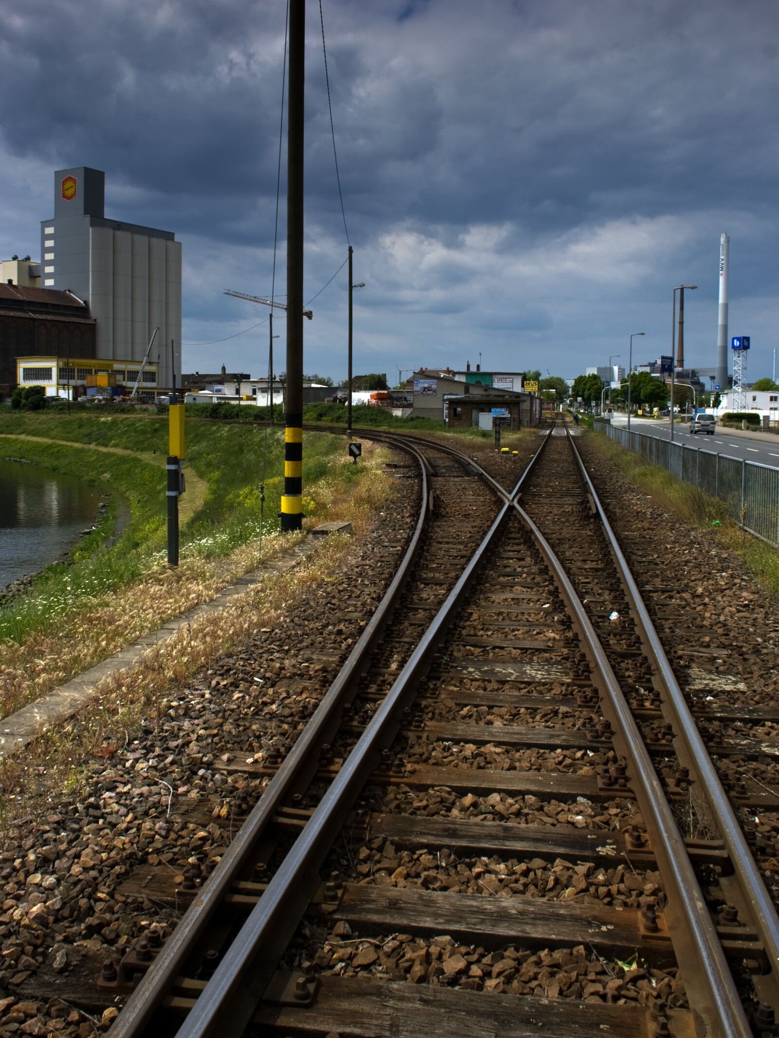 Canon EOS 400D (EOS Digital Rebel XTi / EOS Kiss Digital X) sample photo. Mannheim, industry, rails photography