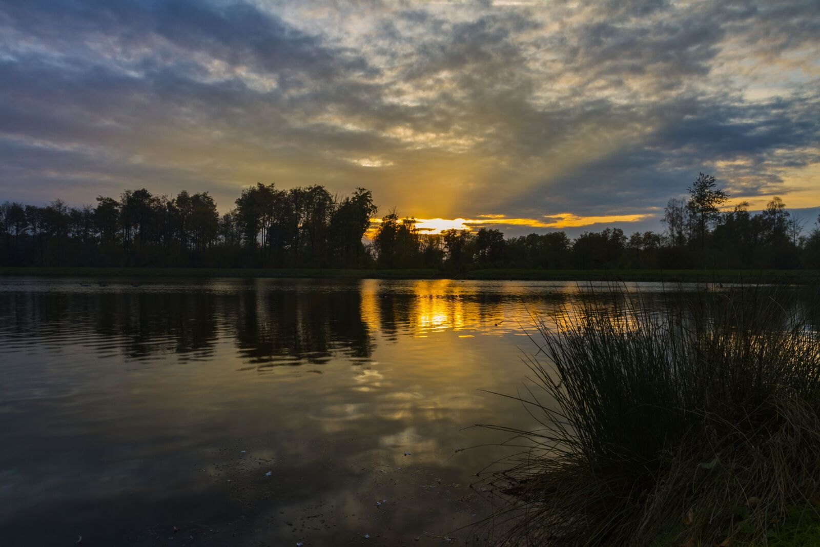 Canon EF 17-40mm F4L USM sample photo. Sunset, lake, water photography