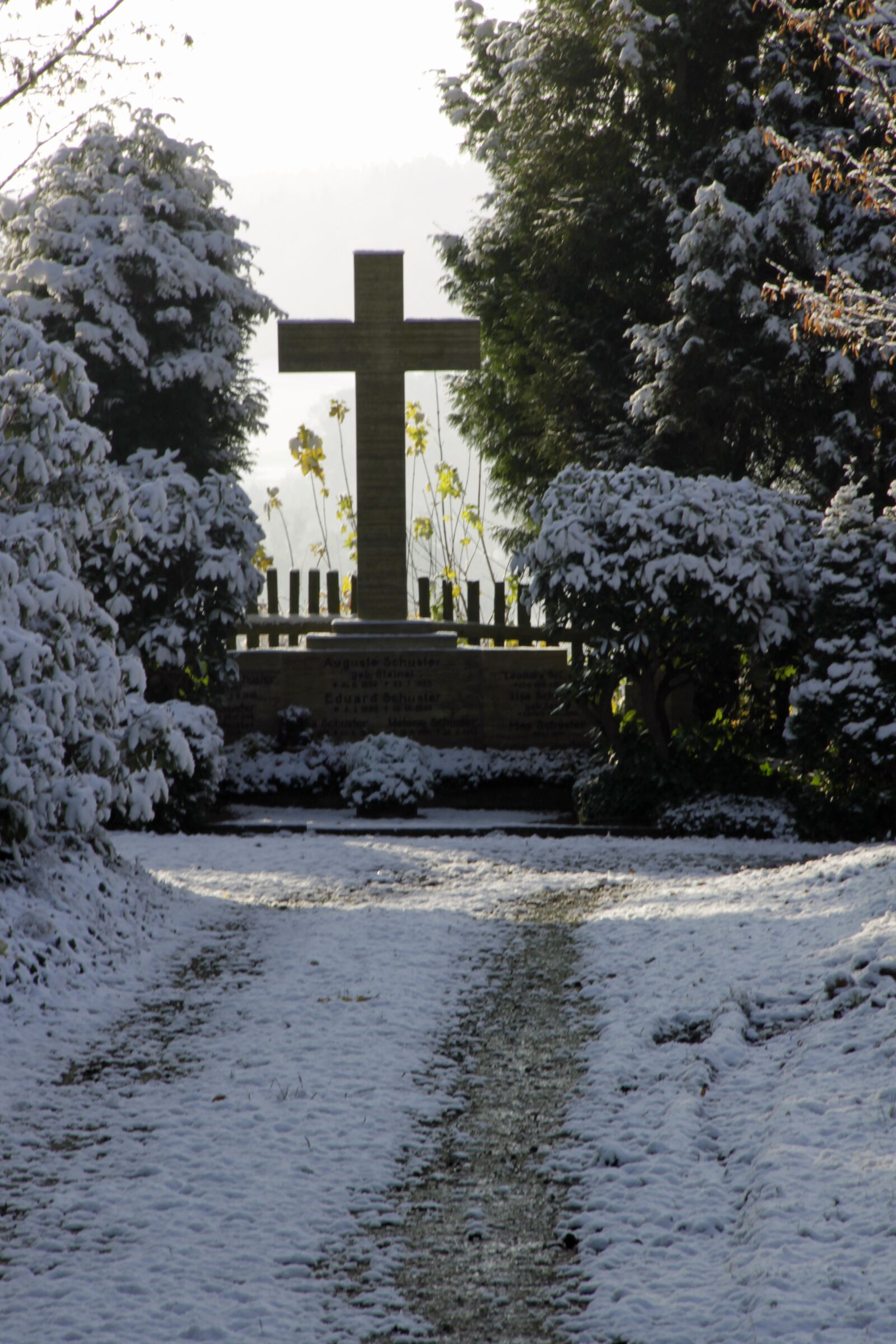 Canon EOS 500D (EOS Rebel T1i / EOS Kiss X3) sample photo. Cross, cemetery, god's acre photography