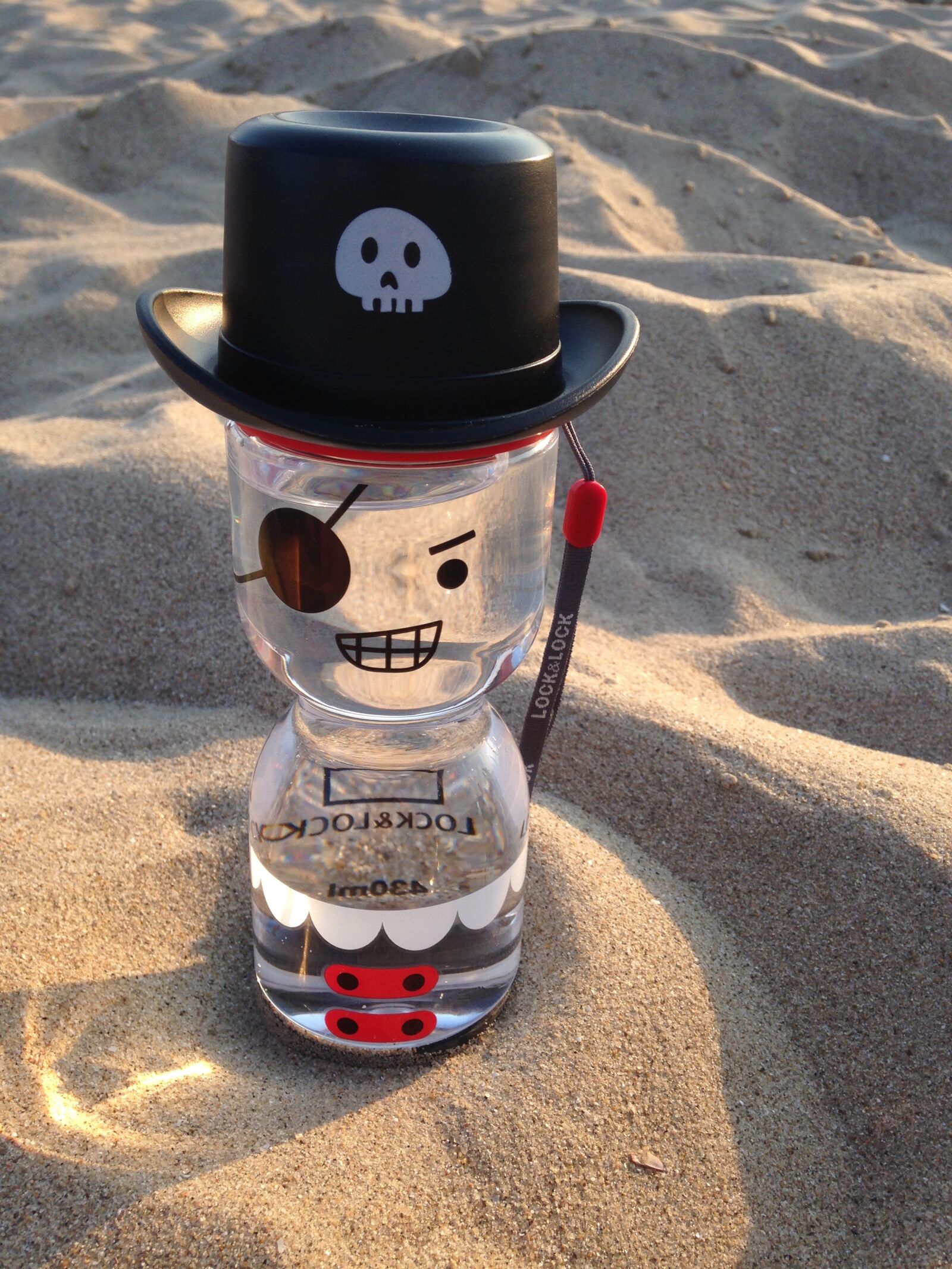 Apple iPhone 5 sample photo. Pirates, beach, cup photography