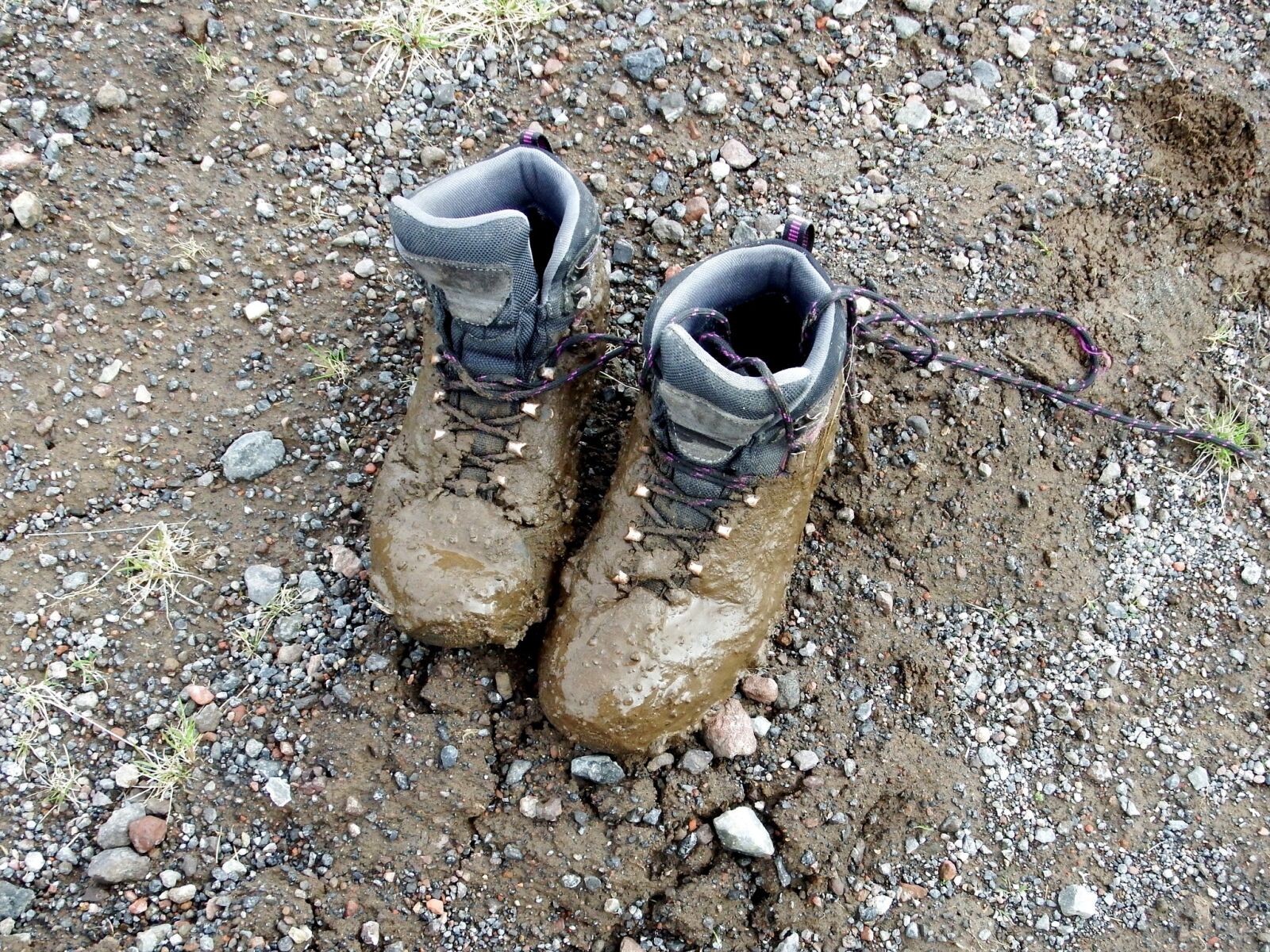 Fujifilm FinePix S1 sample photo. Shoes, tourism, dirt photography