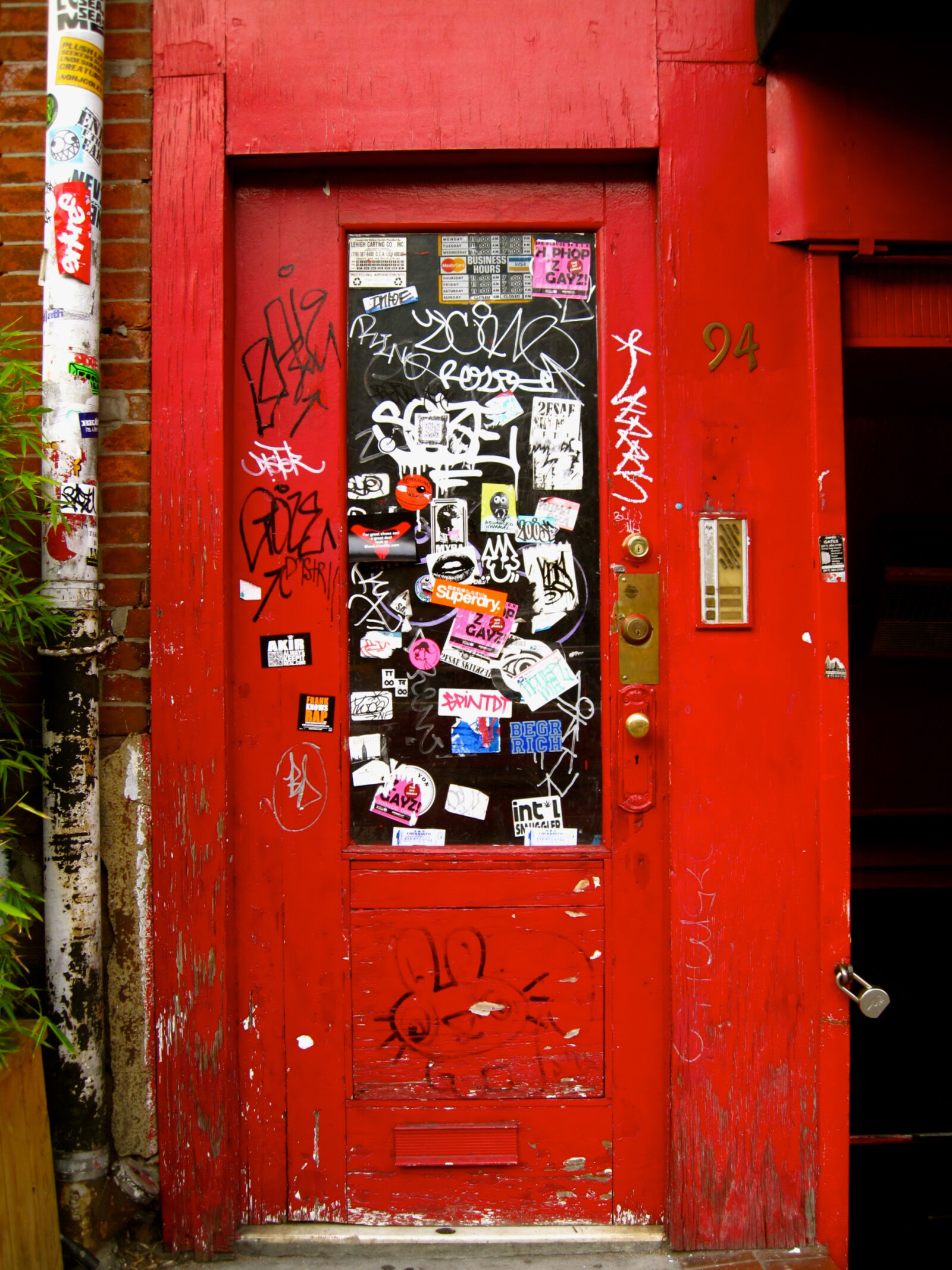 Canon PowerShot SD990 IS (Digital IXUS 980 IS / IXY Digital 3000 IS) sample photo. Door, new, york, red photography