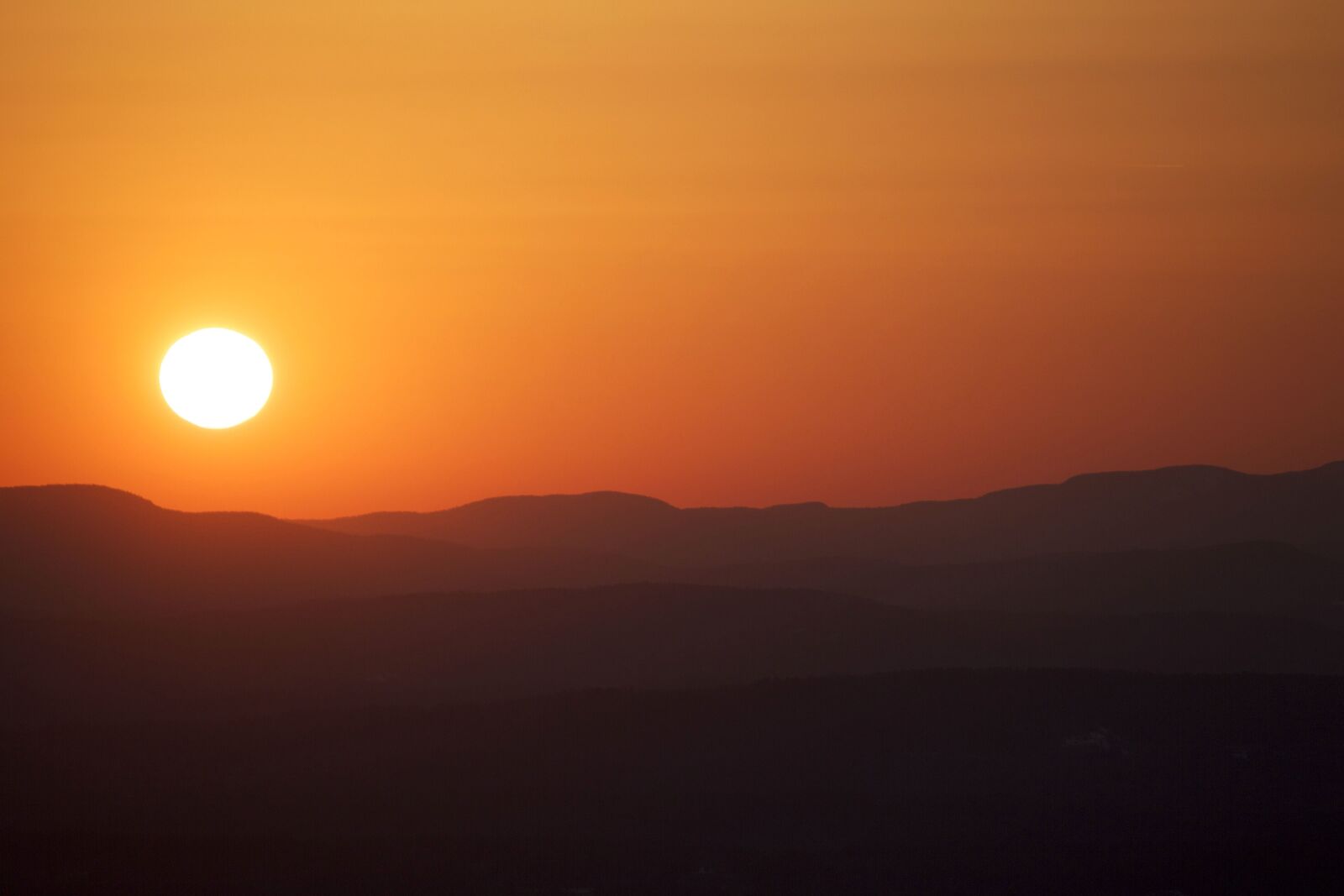 Canon EOS 550D (EOS Rebel T2i / EOS Kiss X4) sample photo. Ornage sunrise, landscape, sunset photography