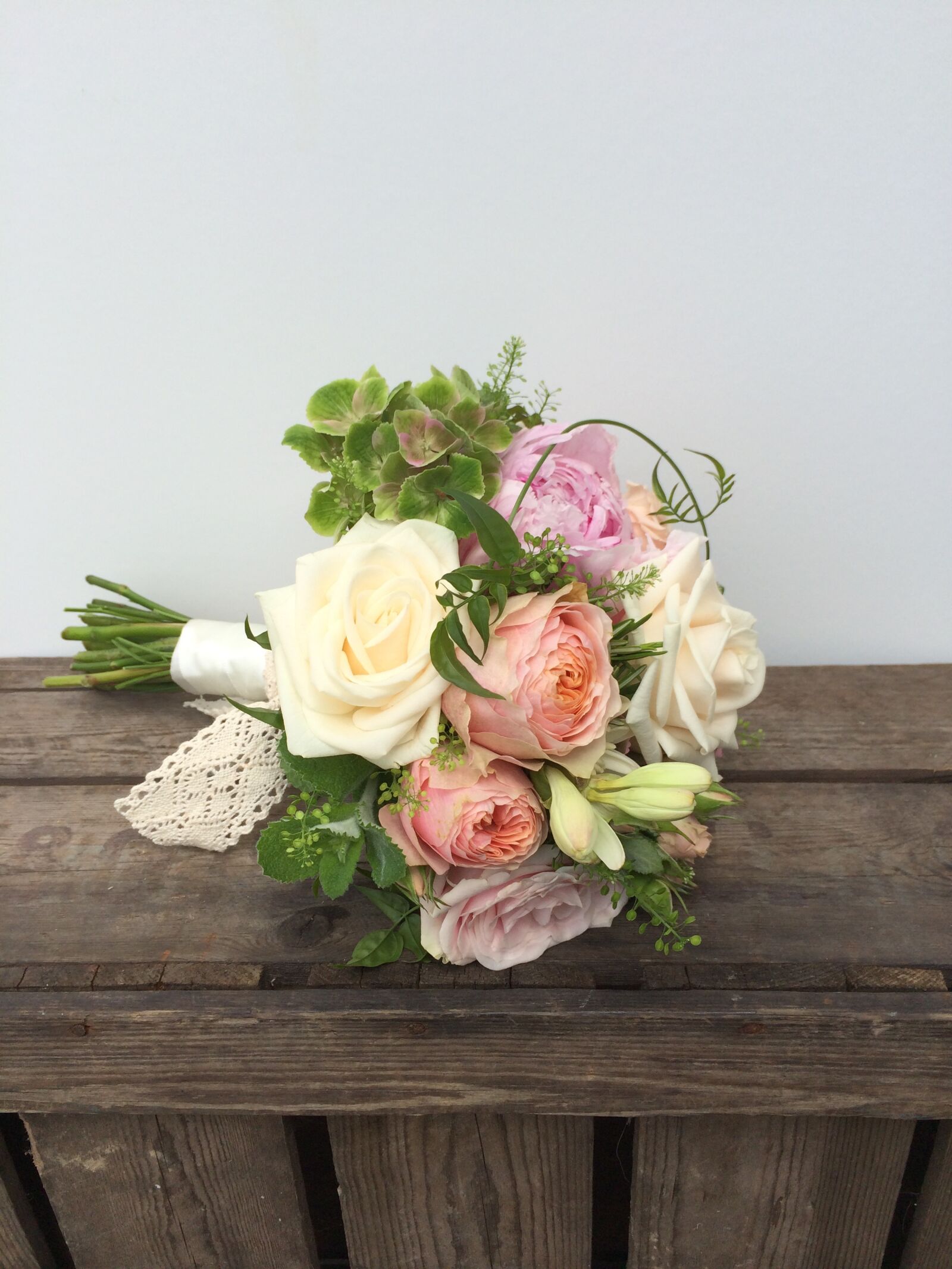 iPhone 5s back camera 4.12mm f/2.2 sample photo. Peach and cream, bouquet photography