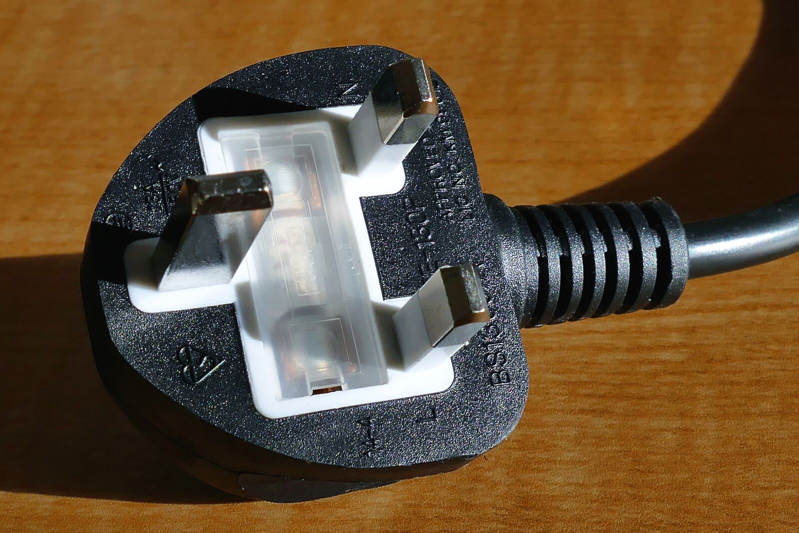 Panasonic Lumix DMC-FZ1000 sample photo. Cables, electric, electricity, energy photography