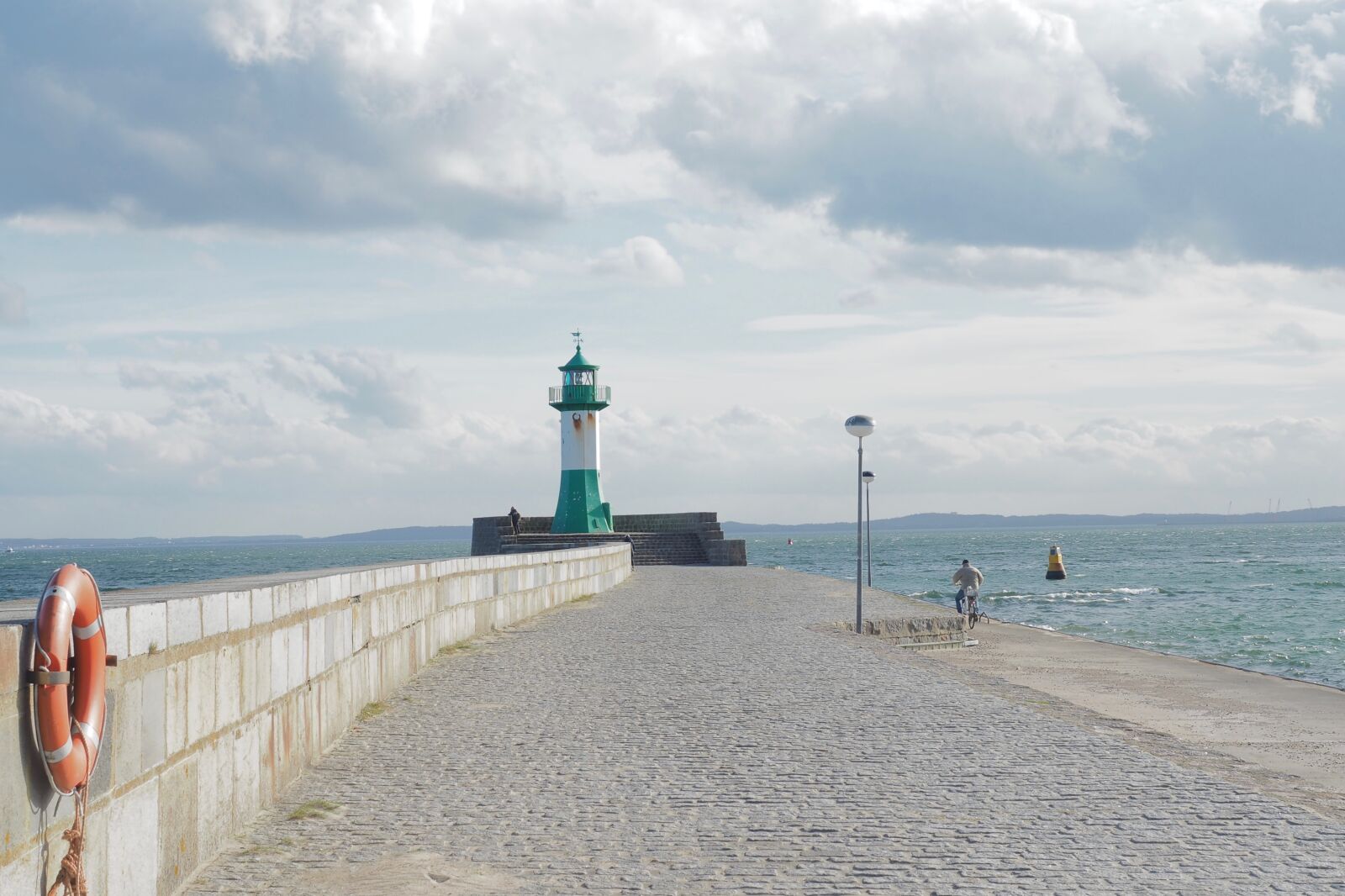 Olympus OM-D E-M5 II + Olympus M.Zuiko Digital ED 12-40mm F2.8 Pro sample photo. Sea, waters, beach photography