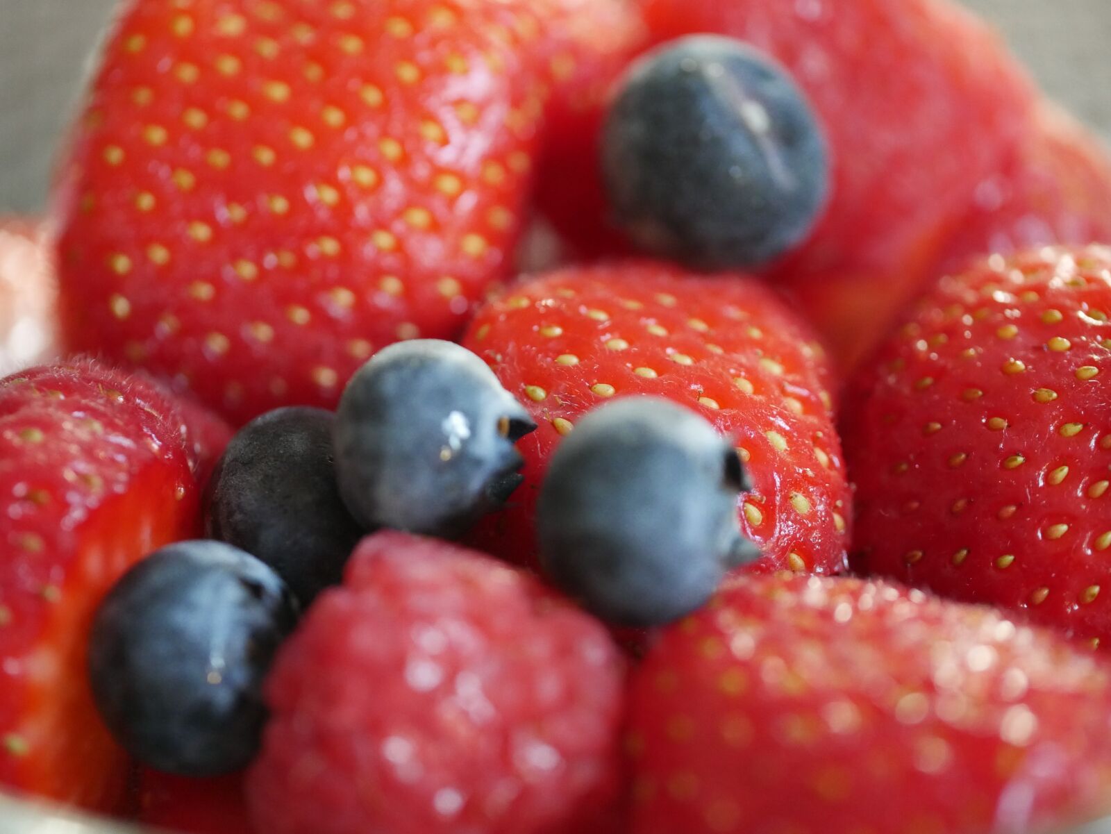 Panasonic Lumix DMC-G7 sample photo. Fruit, strawberry, raspberries photography