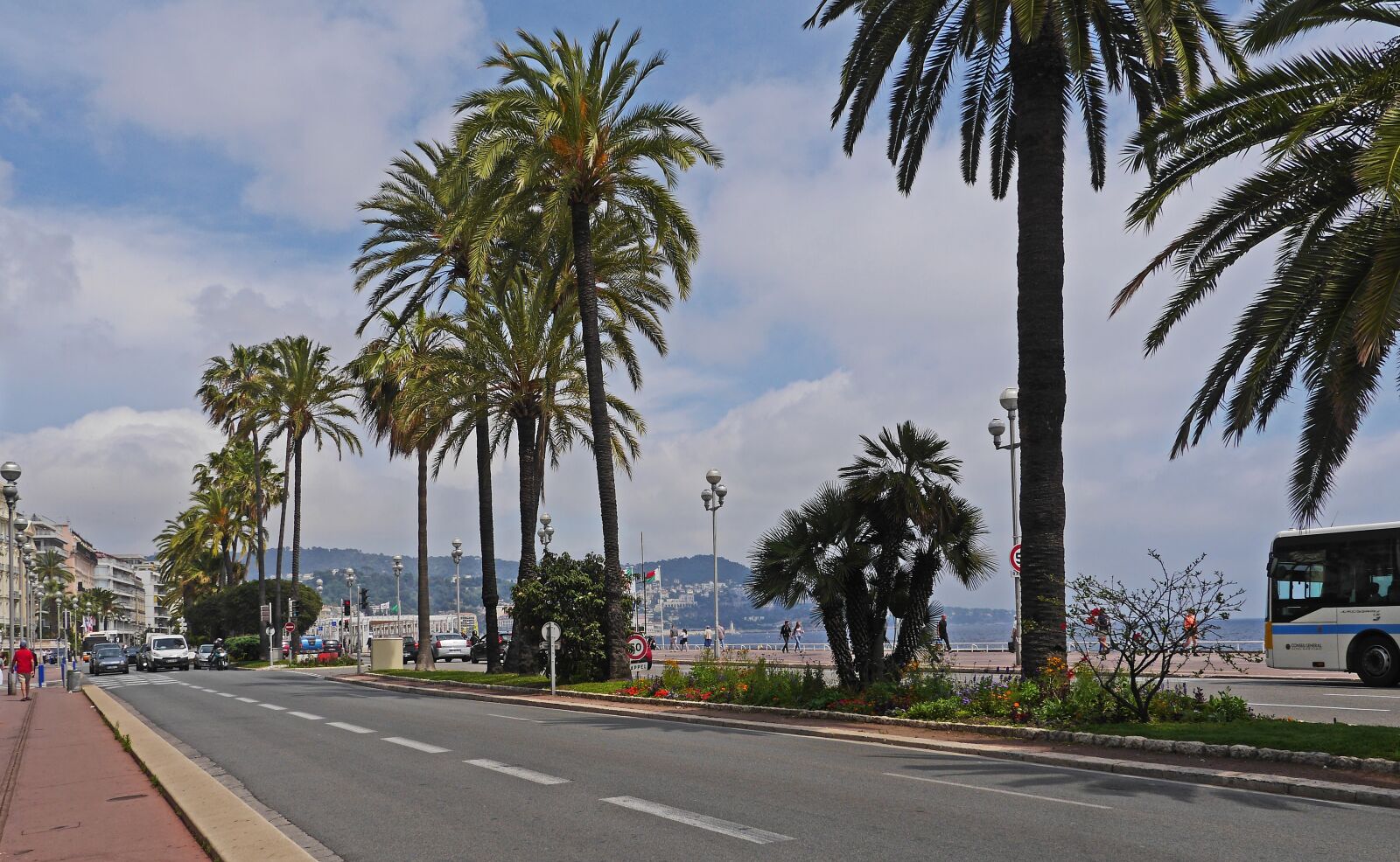 Panasonic Lumix DMC-GH3 sample photo. Nice, vieux, avenue photography