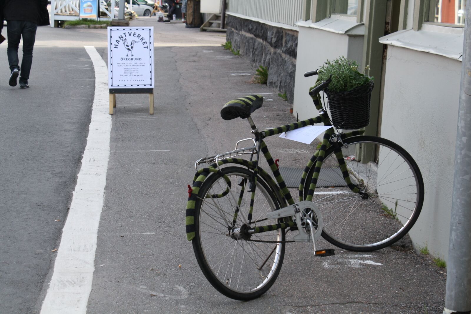 Canon EOS 1000D (EOS Digital Rebel XS / EOS Kiss F) sample photo. Bike, wheel, road photography