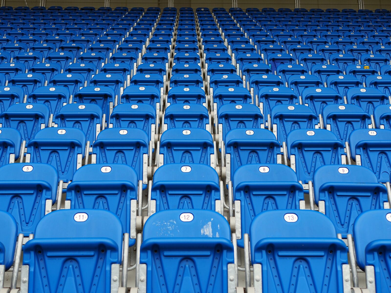 Olympus OM-D E-M10 II + LUMIX G 25/F1.7 sample photo. Seats, football, placement photography