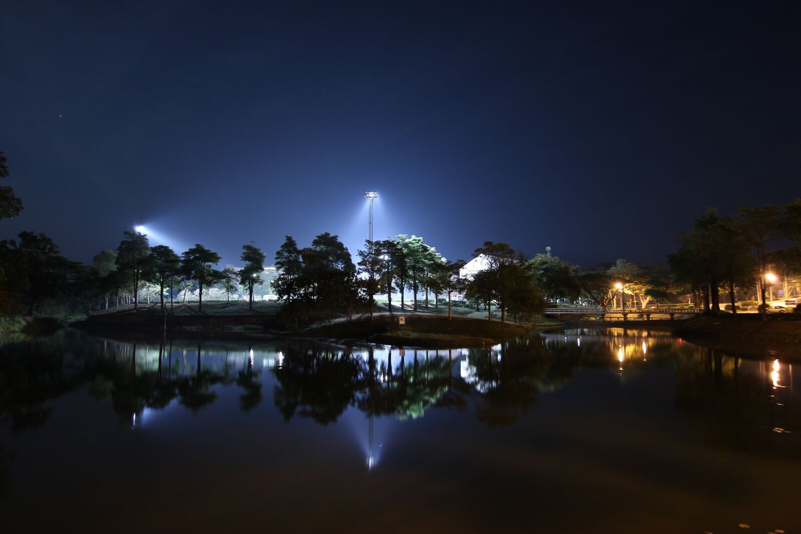 Canon EOS 70D sample photo. Reflection, night photography, lake photography