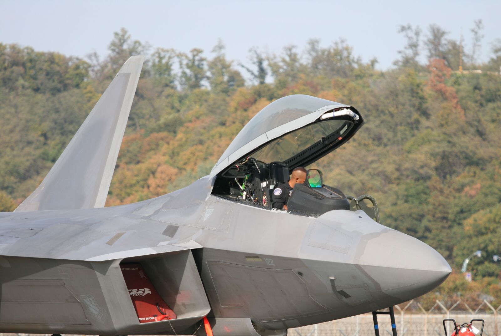 Canon EOS 400D (EOS Digital Rebel XTi / EOS Kiss Digital X) sample photo. Aircraft, f-22, airforce photography