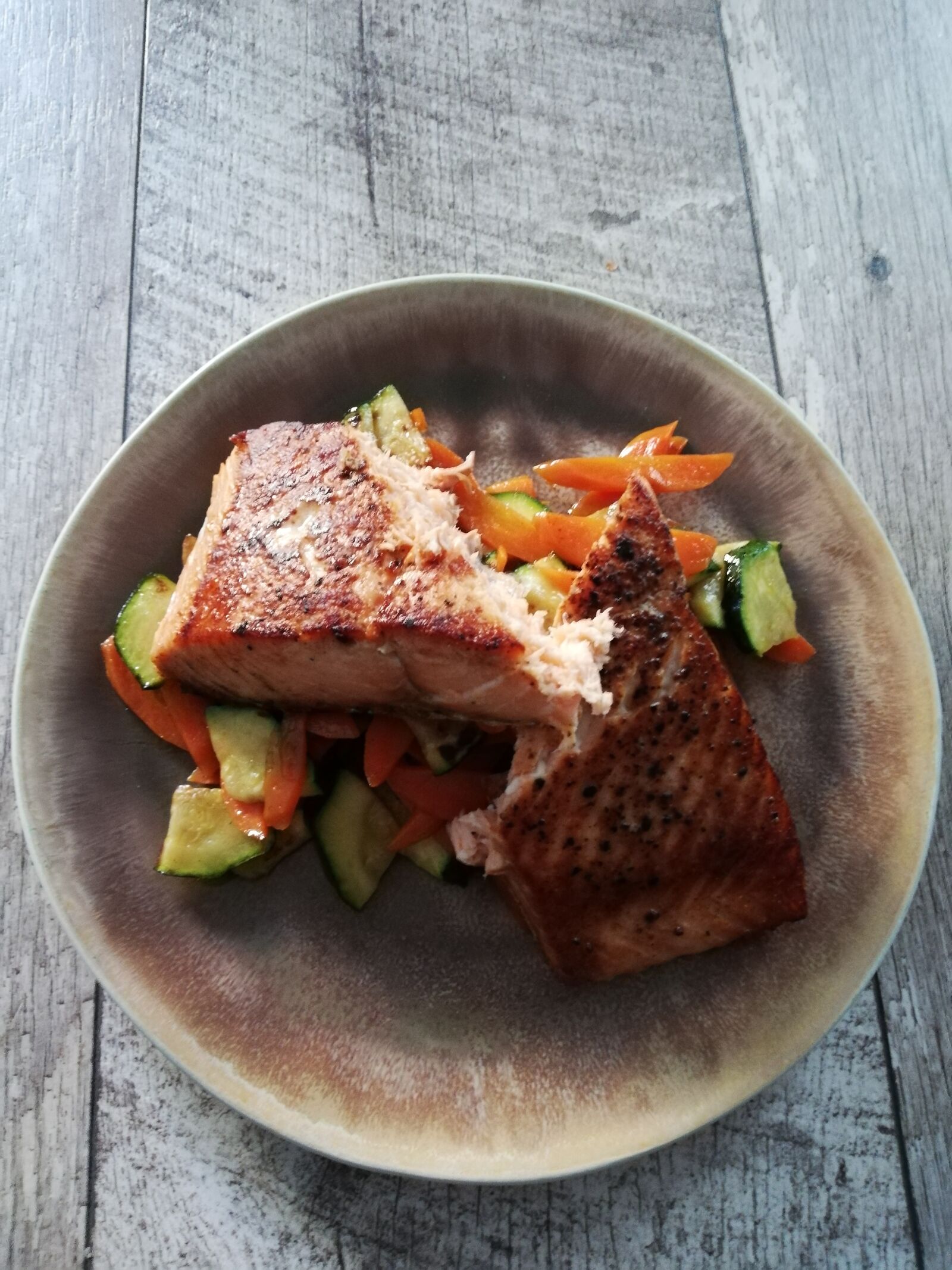 HUAWEI P20 lite sample photo. Salmon with vegetables, lunch photography