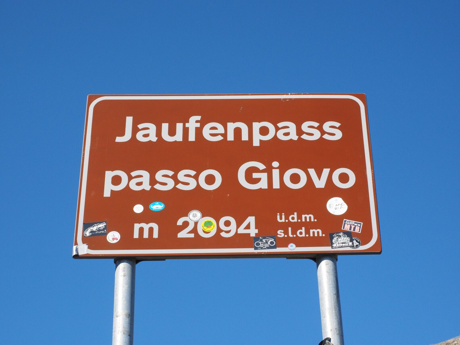 Olympus OM-D E-M1 + Olympus M.Zuiko Digital ED 12-40mm F2.8 Pro sample photo. Jaufenpass, street sign, shield photography