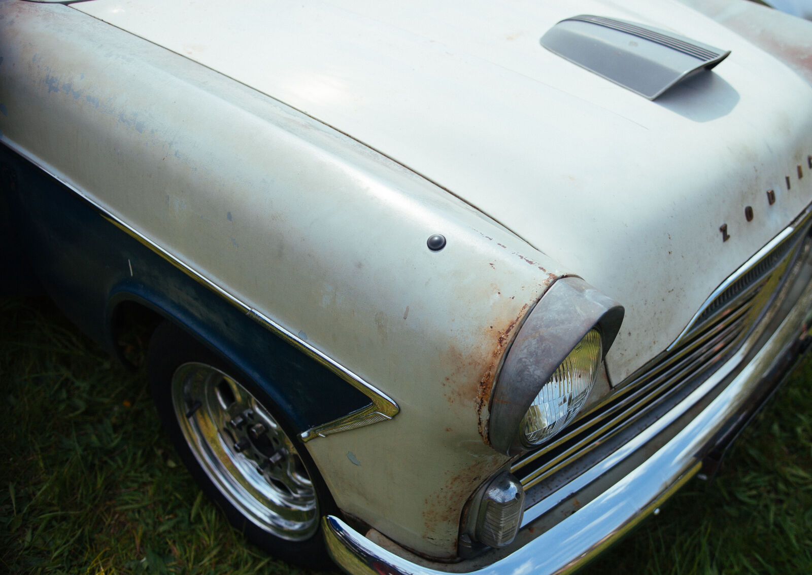 Canon EF 28-70mm f/2.8L USM sample photo. Beige, car photography