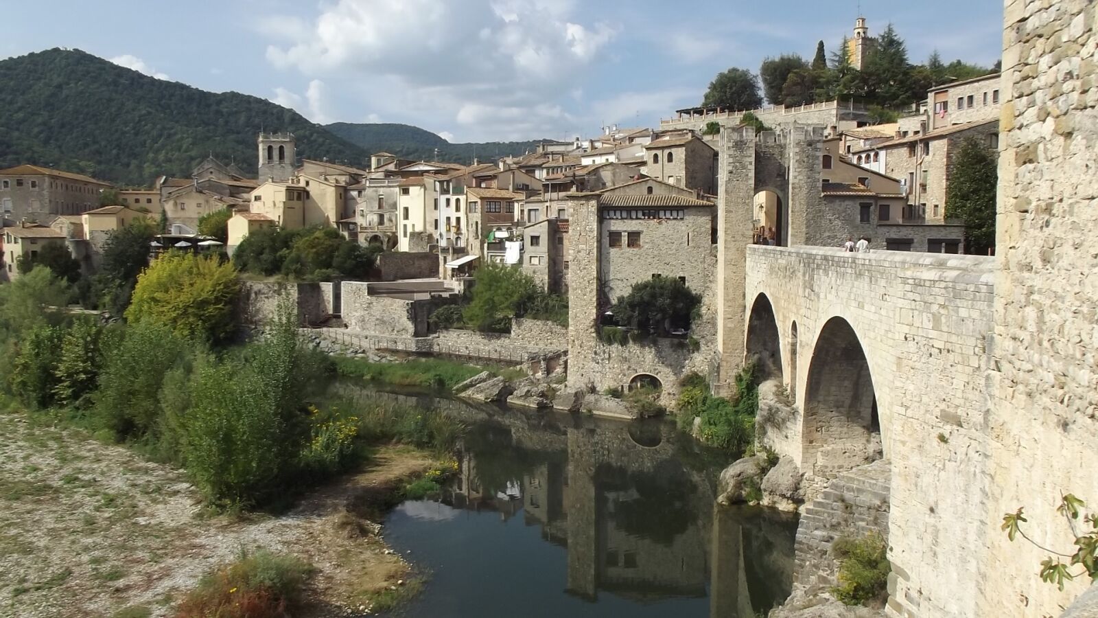 FujiFilm FinePix S2950 (FinePix S2990) sample photo. Besalú, catalonia, people photography