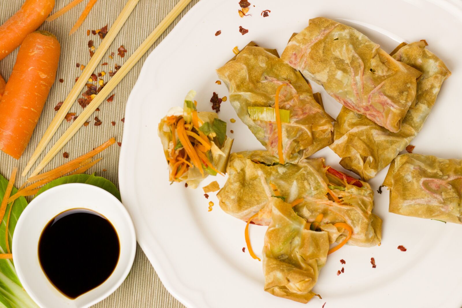 Canon EOS 600D (Rebel EOS T3i / EOS Kiss X5) + Canon EF 50mm F1.8 STM sample photo. Spring roll, carrot, soy photography